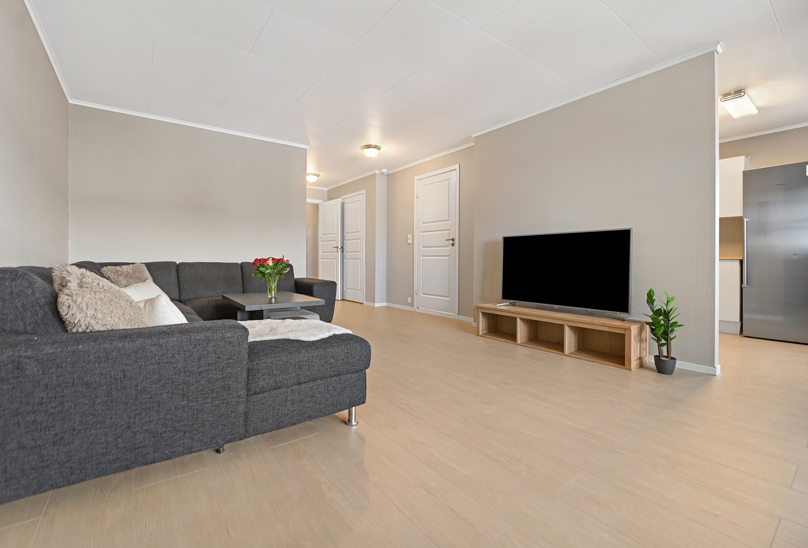 Lys og romslig stue med god romfølelse, som har enkel tilknytning til kjøkken og gang. Galleribilde