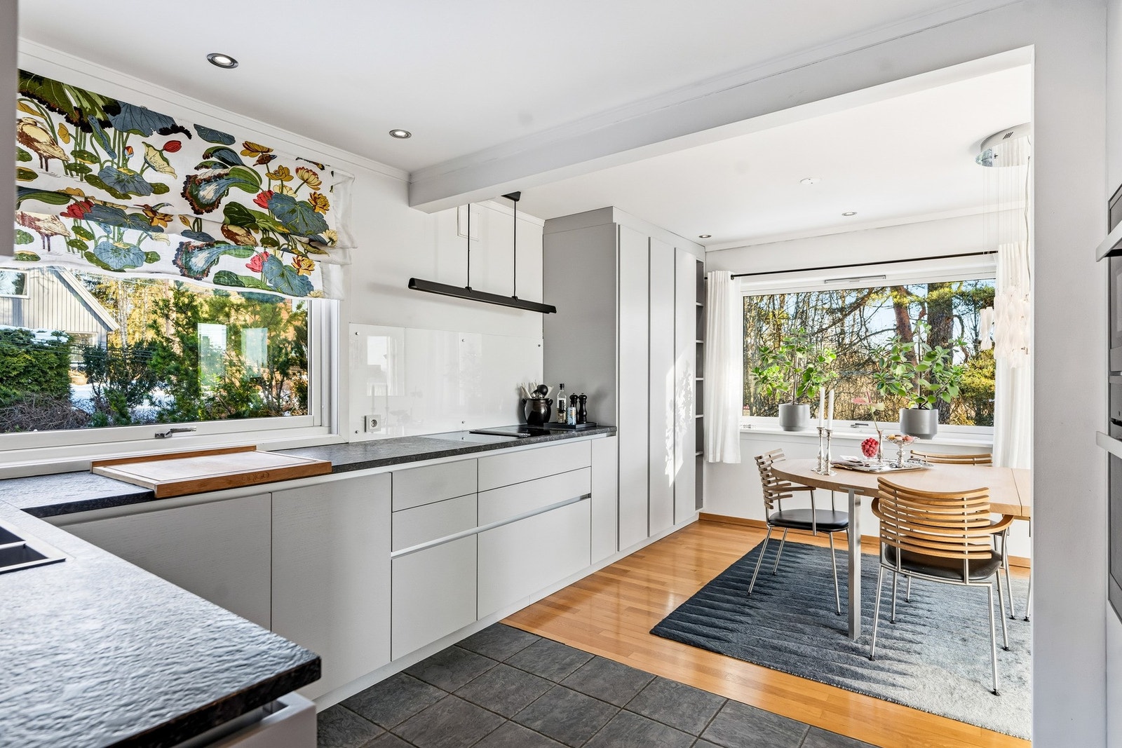 Et romslig og flott kjøkken med åpning mot spisestuen. Galleribilde