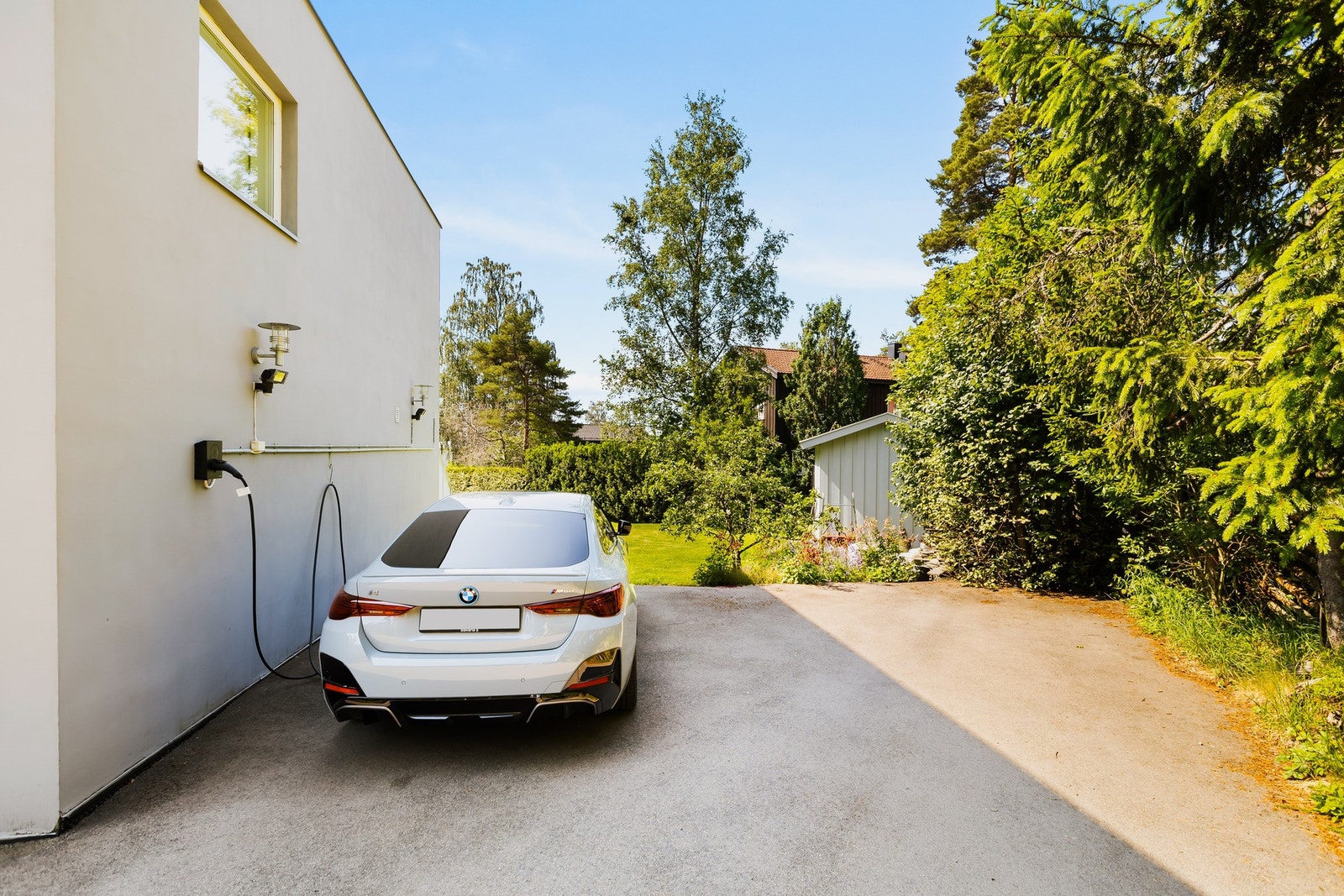 Det er etablert elbillader ved siden av garasjen. Galleribilde