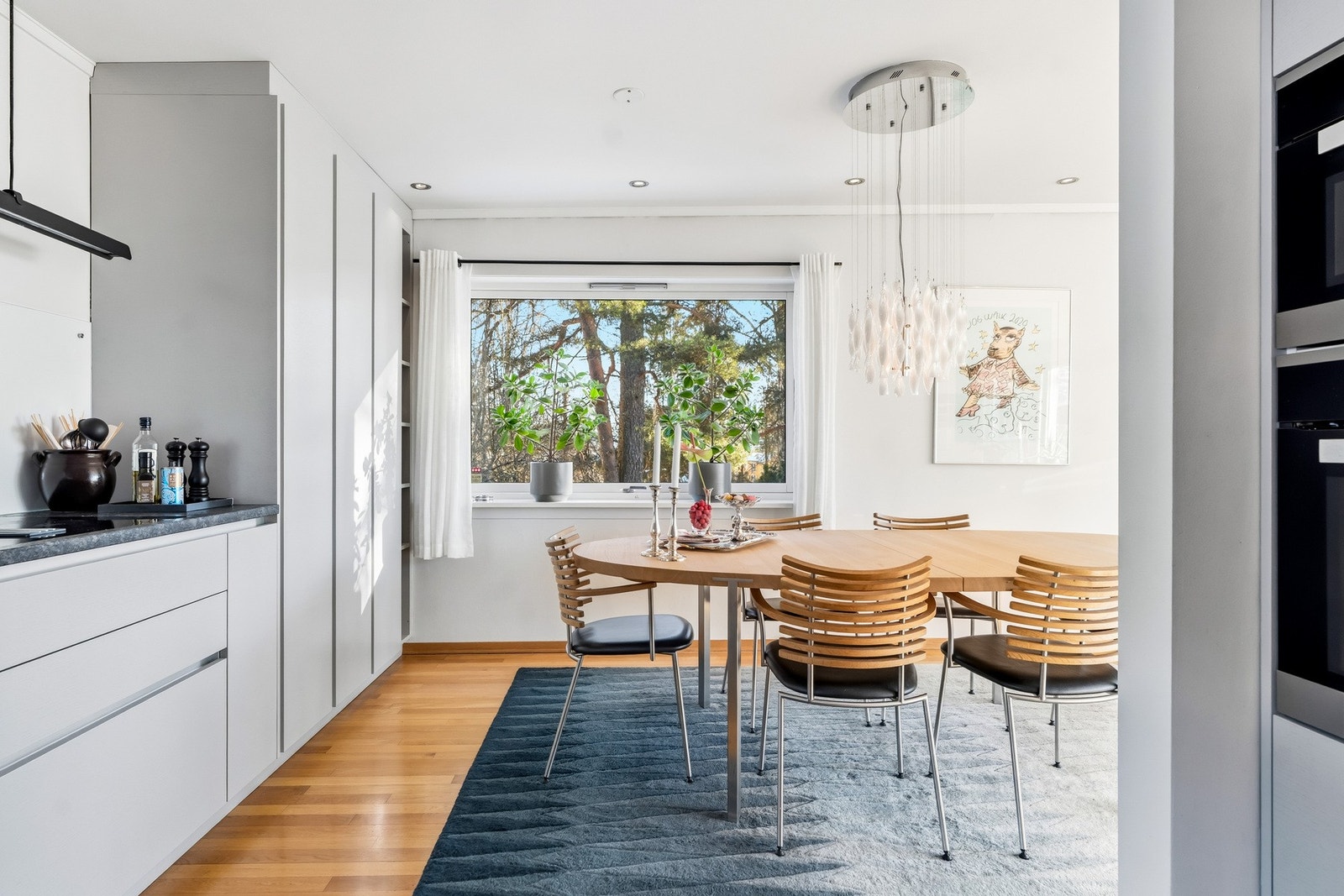 Kjøkkenet fremstår moderne med god skap- og benkeplass, og har vindu mot inngangspartiet samt ekstra lys fra vindu i spisestuen. Plass til romslig spisestuegruppe utenfor kjøkkenet. Galleribilde