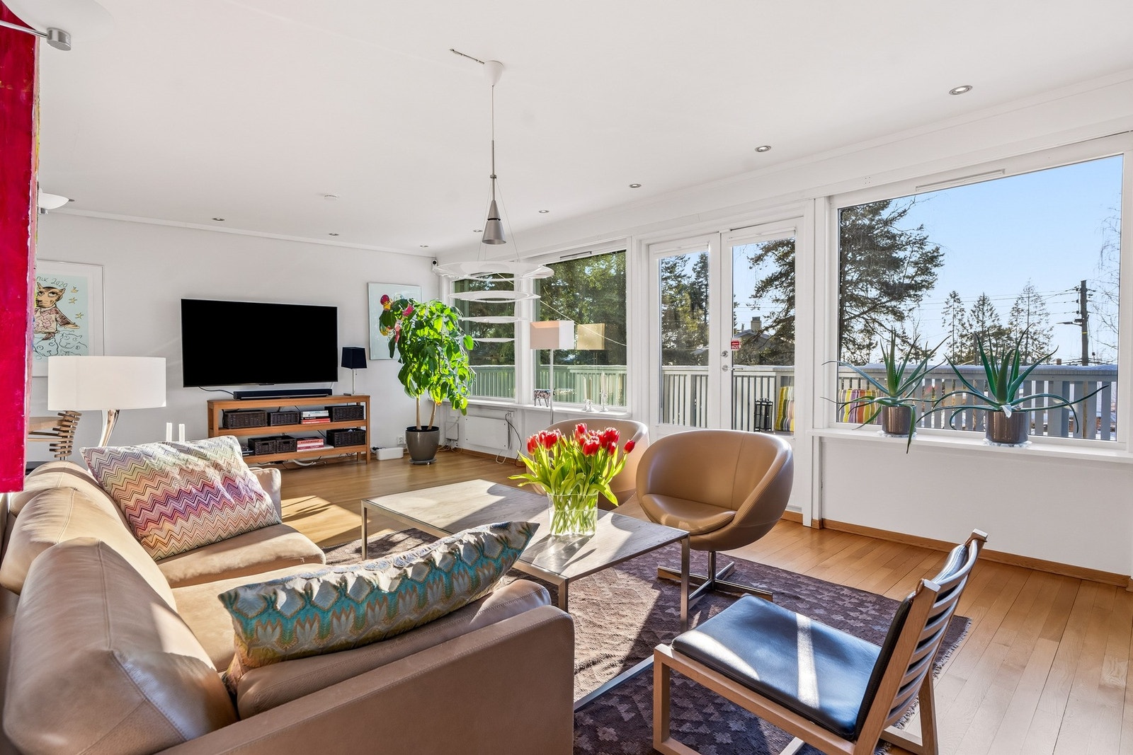 Stuen har stor vindusflate mot sydvest og særdeles godt lysinnslipp. Det er elektriske markiser utenfor stuevinduene. Galleribilde