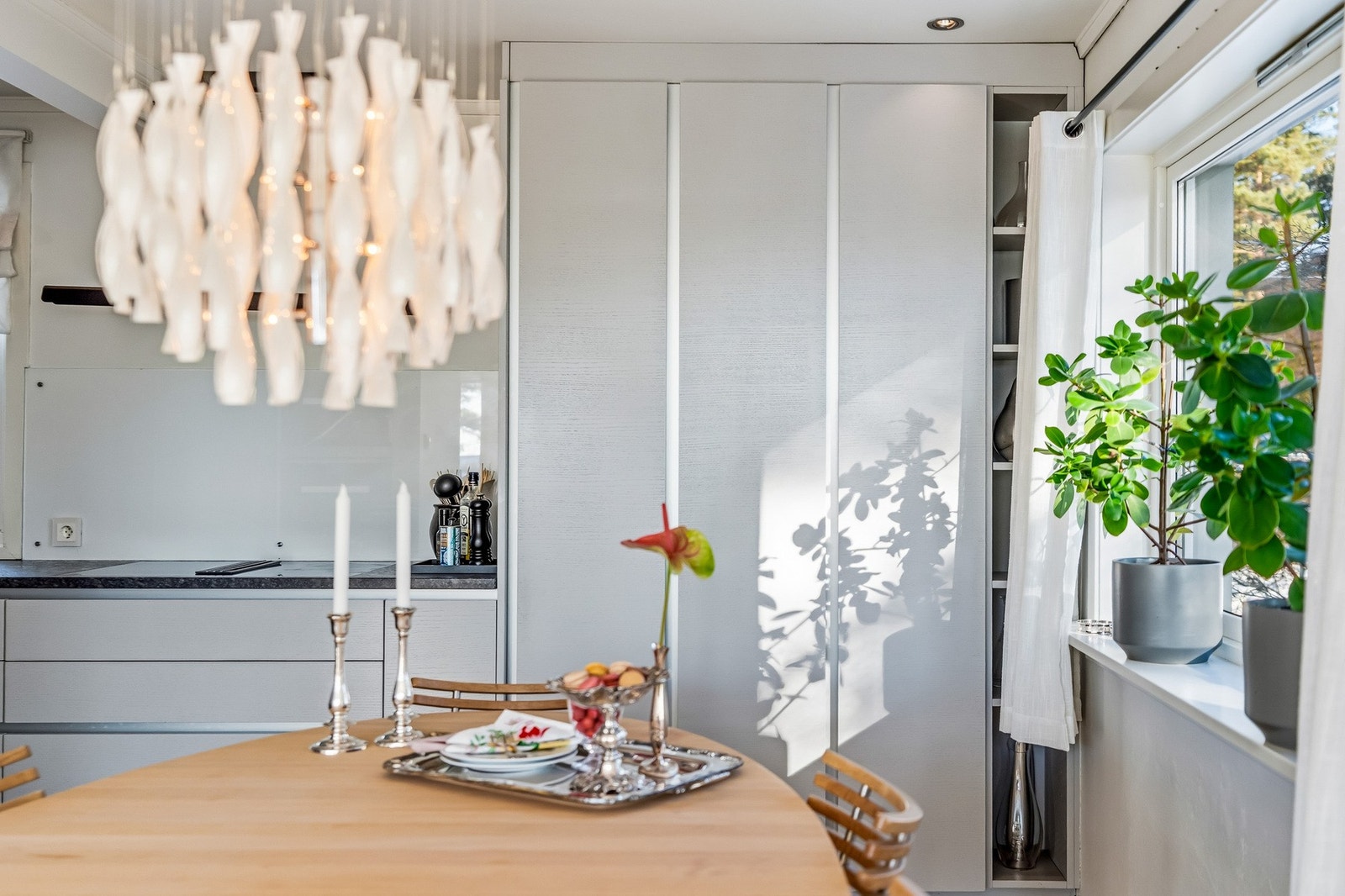 Spisestue detalj. Galleribilde