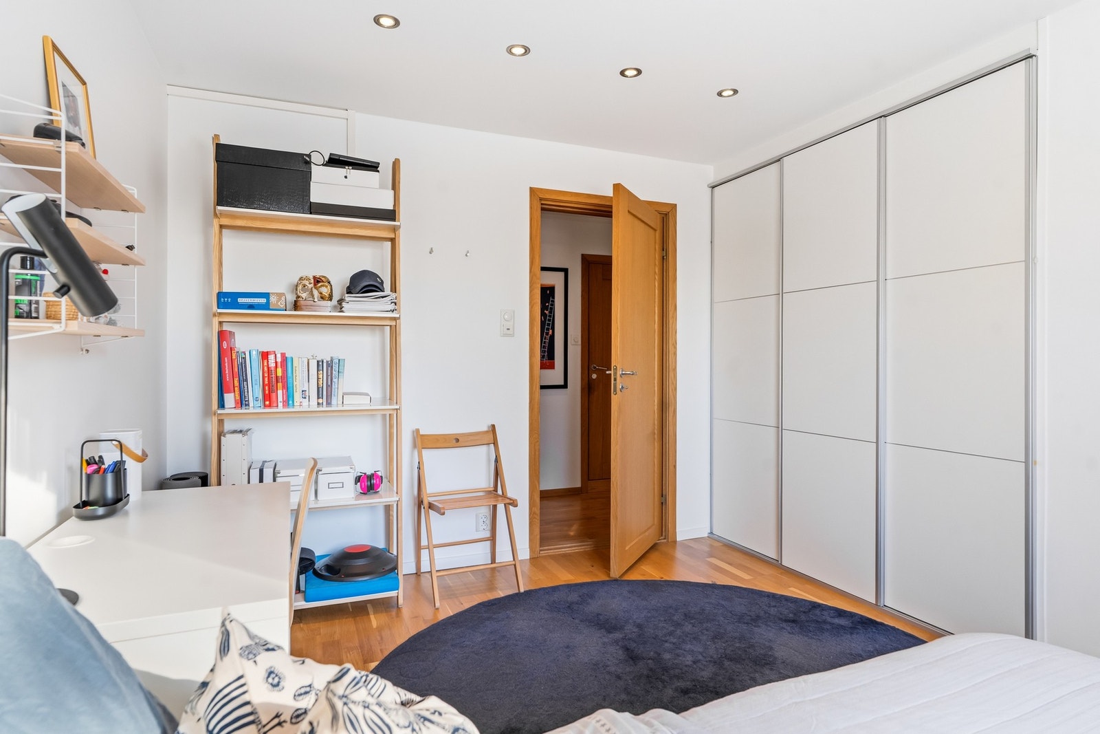 Soverommet har god skapplass. Galleribilde