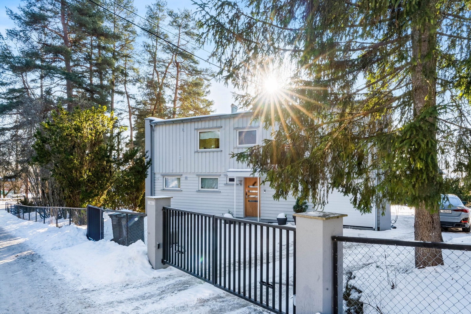 Eiendommen er inngjerdet og har elektrisk port mot veien. Innefor er det en stor gårdsplass med plass til parkering av flere biler. Galleribilde