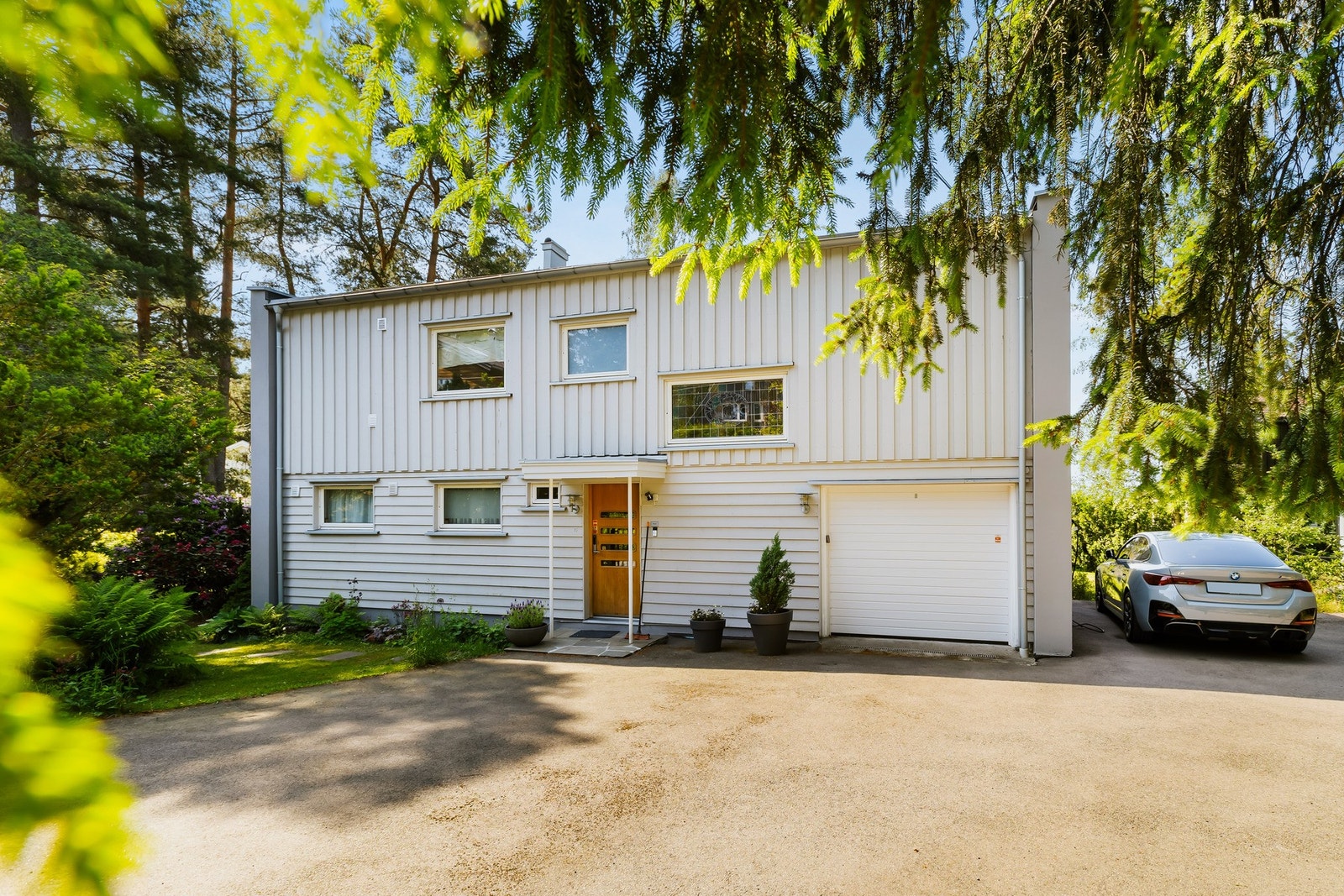 Eiendommen har garasje og lader, samt utebod i hagen. Galleribilde