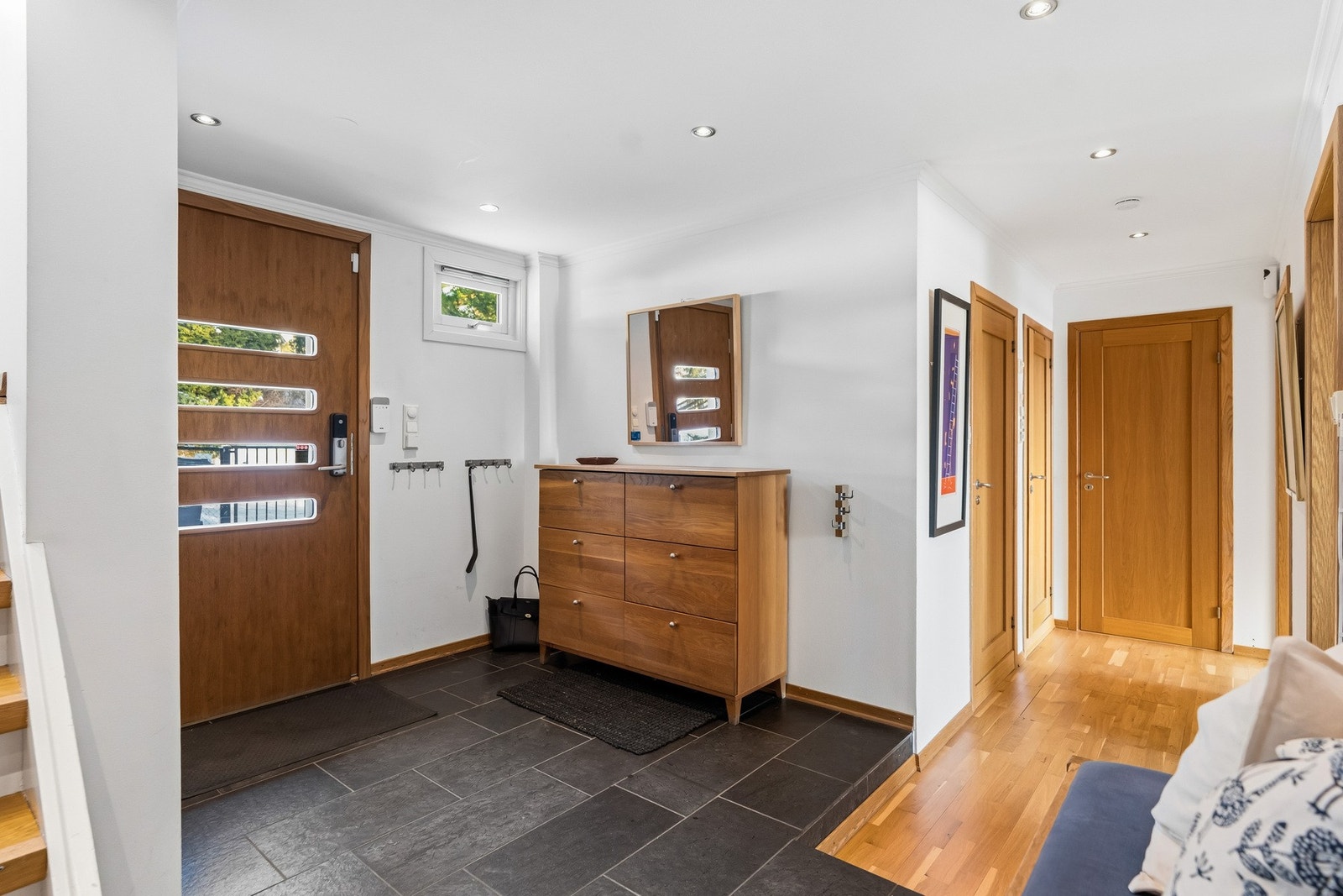 Romslig inngangsparti med flislagt gulv og gulvvarme. Galleribilde