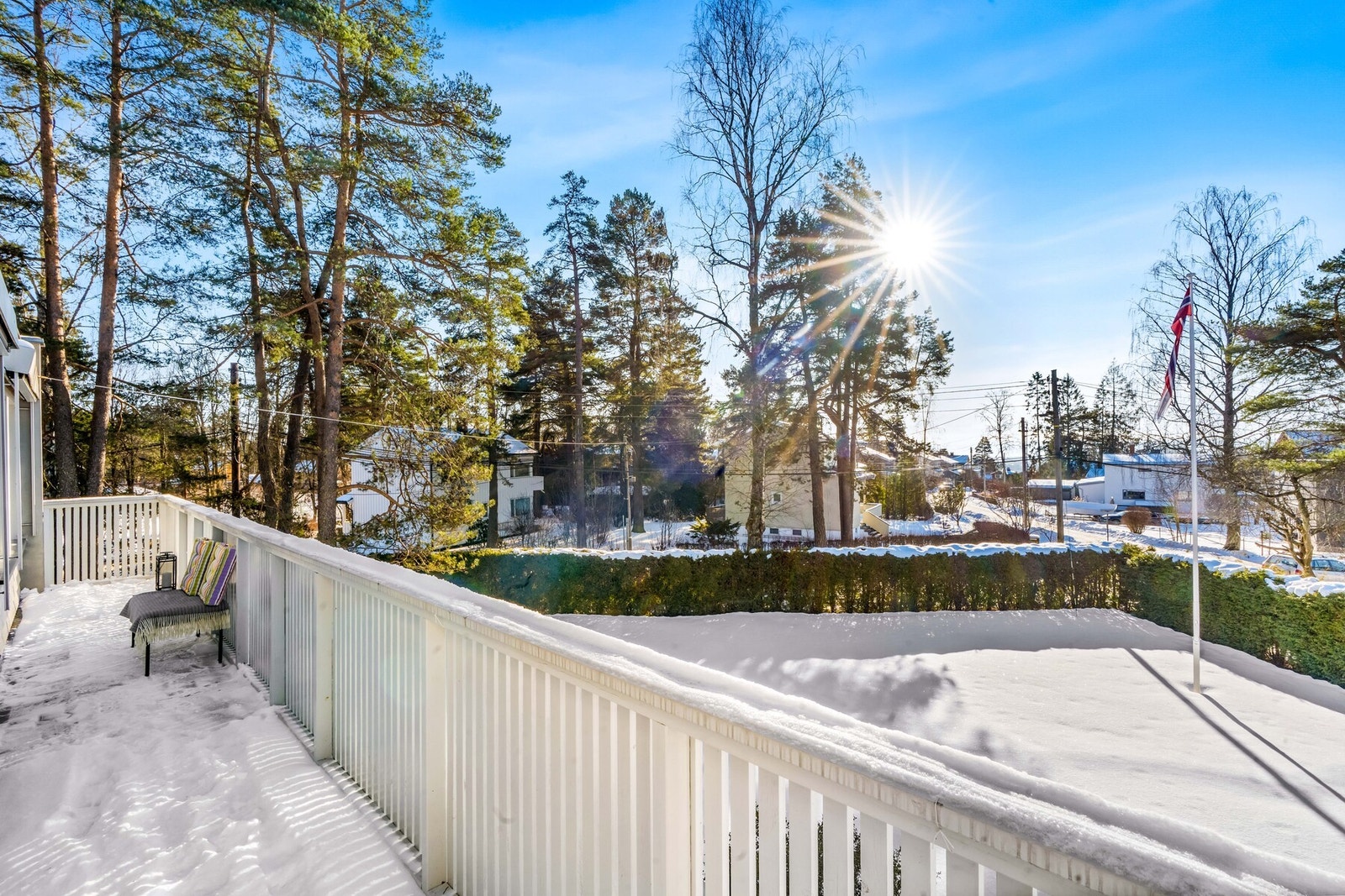Utgang fra stuen og hovedsoverommet til den sydvestvendte balkongen på 14,2 kvm med sol til ca kl 20 på sommerstid. Galleribilde