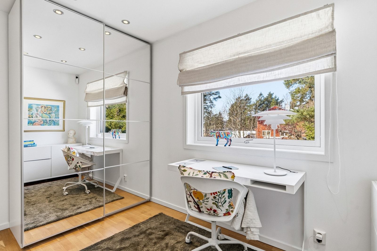 Kontoret har stort vindu mot nordvest og skyvedørsgarderobe med speilfronter. Galleribilde