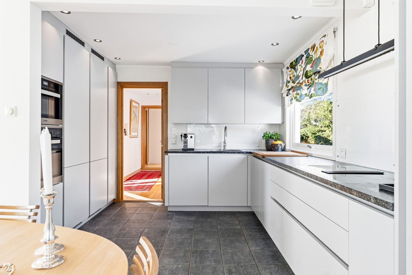 Kjøkkenet ble pusset opp 2018 og har stilren innredning fra Bærum Kjøkkenservice. Galleribilde