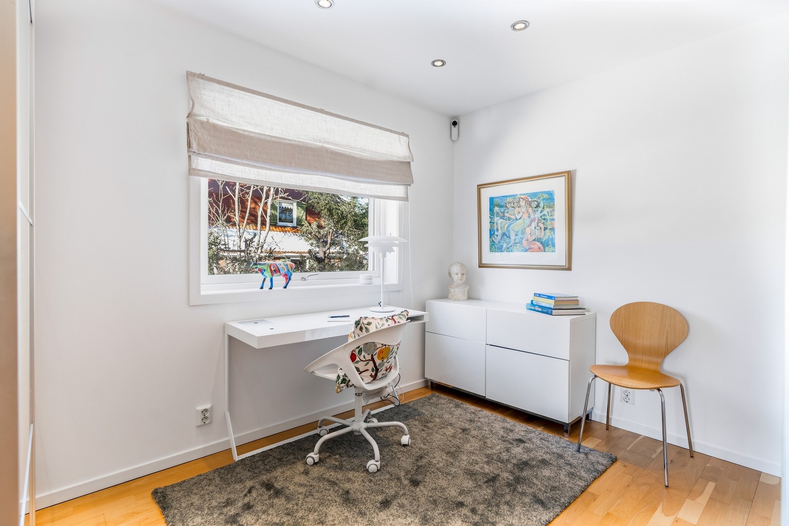 Stort og romslig kontor (byggemeldt som garderobe) på ca. 10,4 kvm som også kan benyttes som TV-rom. Rommet har garderobeløsning og et stort vindu som slipper inn godt med dagslys. Rommet er byggemeldt som garderobe og er derfor ikke et rom godkjent for v Galleribilde