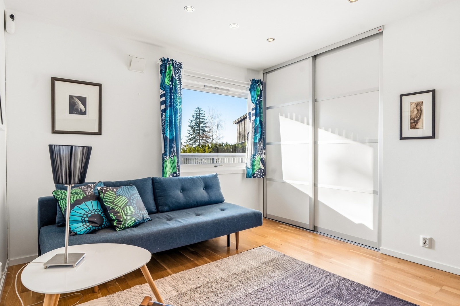 Soverom i 1.etasje på ca 13,4 kvm. Galleribilde