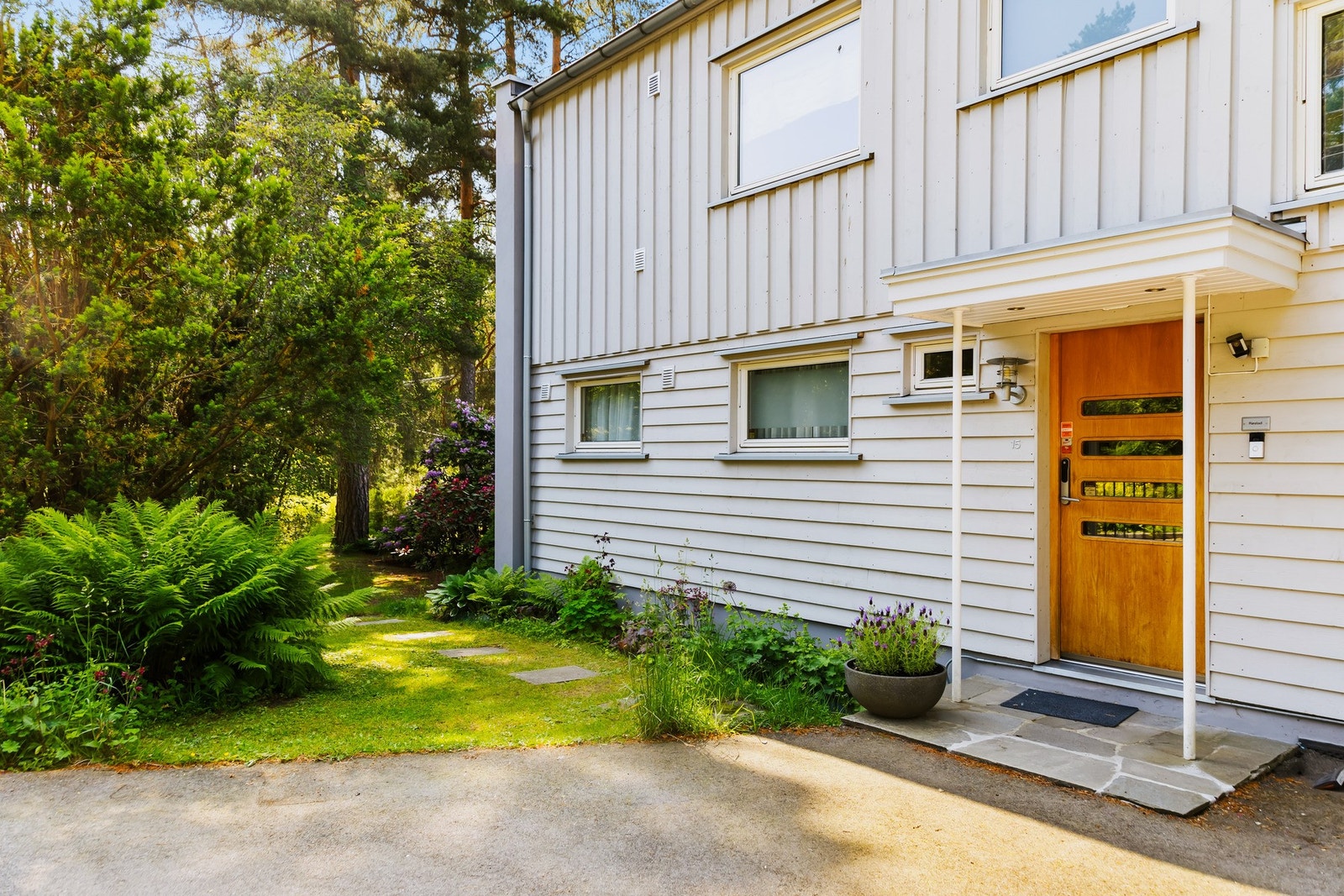 Inngangsdør i eik. Galleribilde