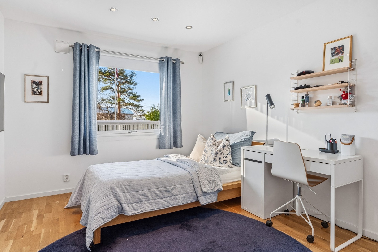 Soverom i 1.etasje på ca 13 kvm. Galleribilde