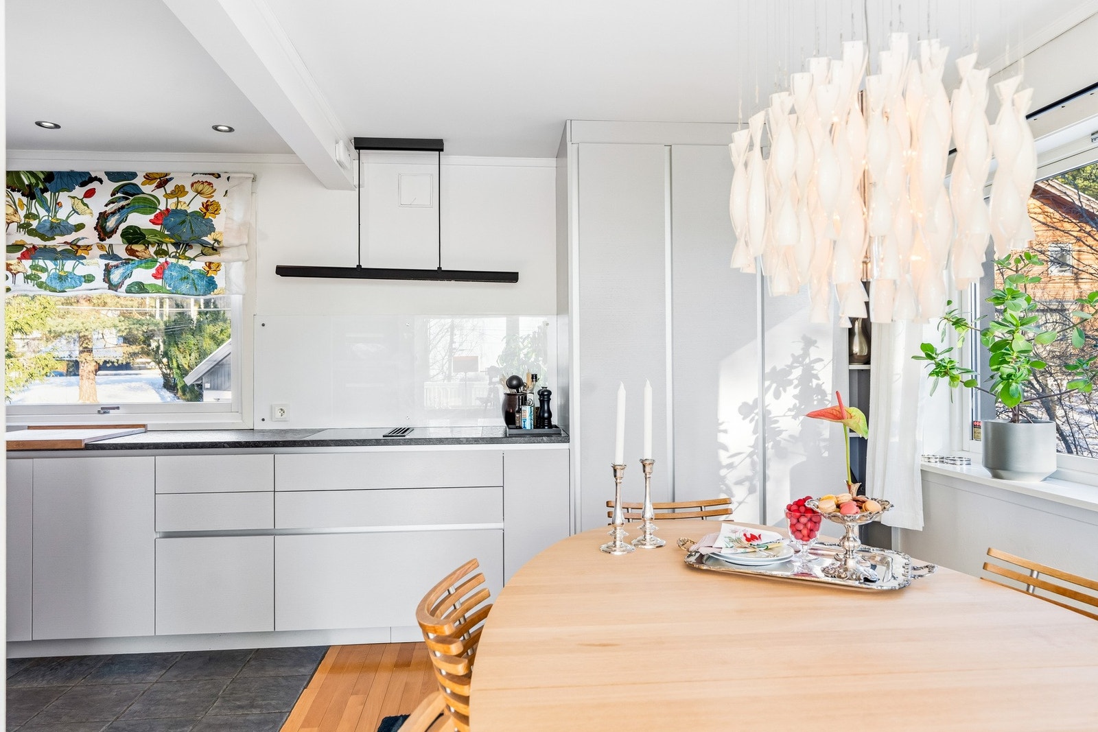 En sosial løsning med åpen løsning mellom kjøkken og spisestue. Galleribilde