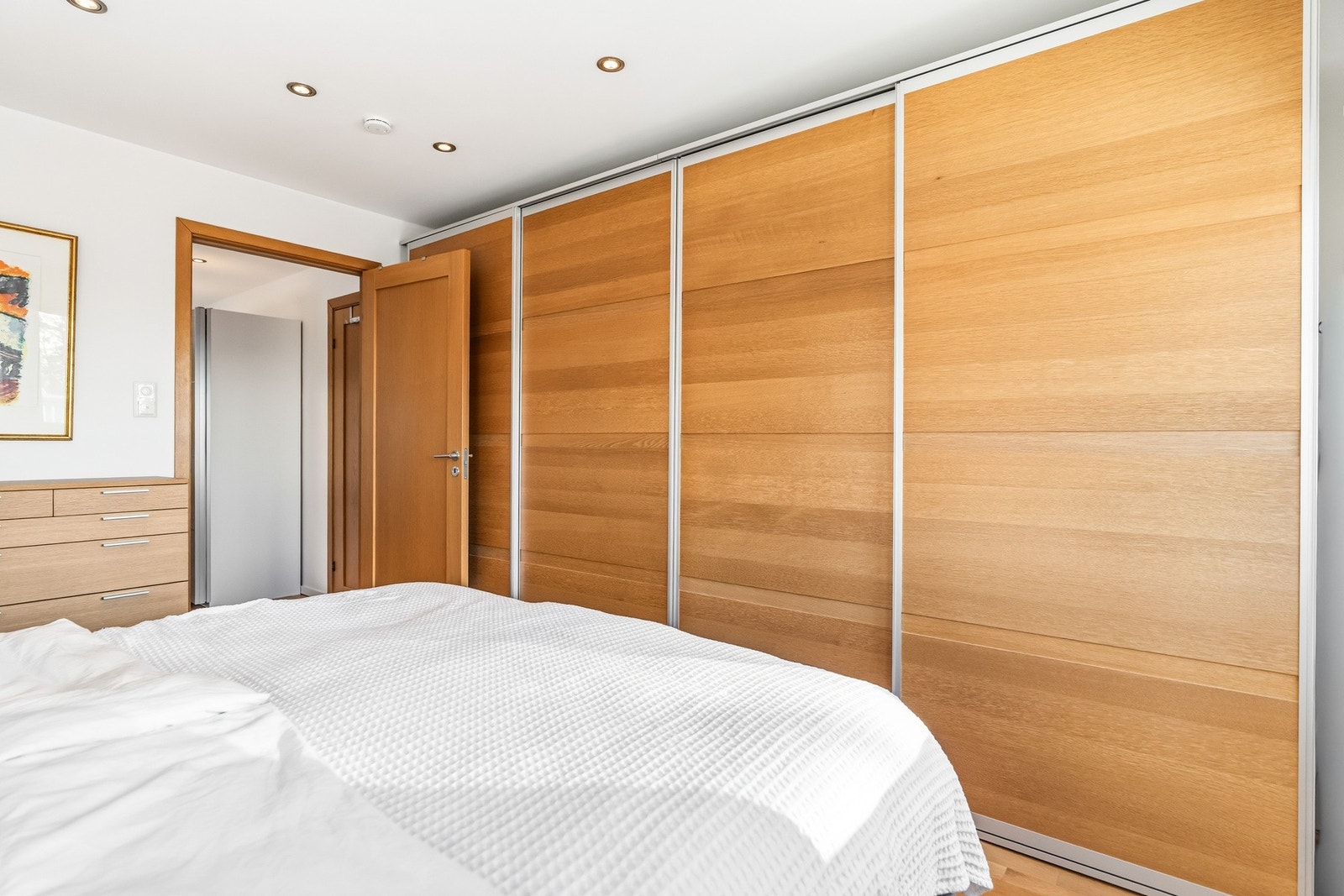 Rikelig med garderobeplass i skyvedørsgarderoben. Galleribilde