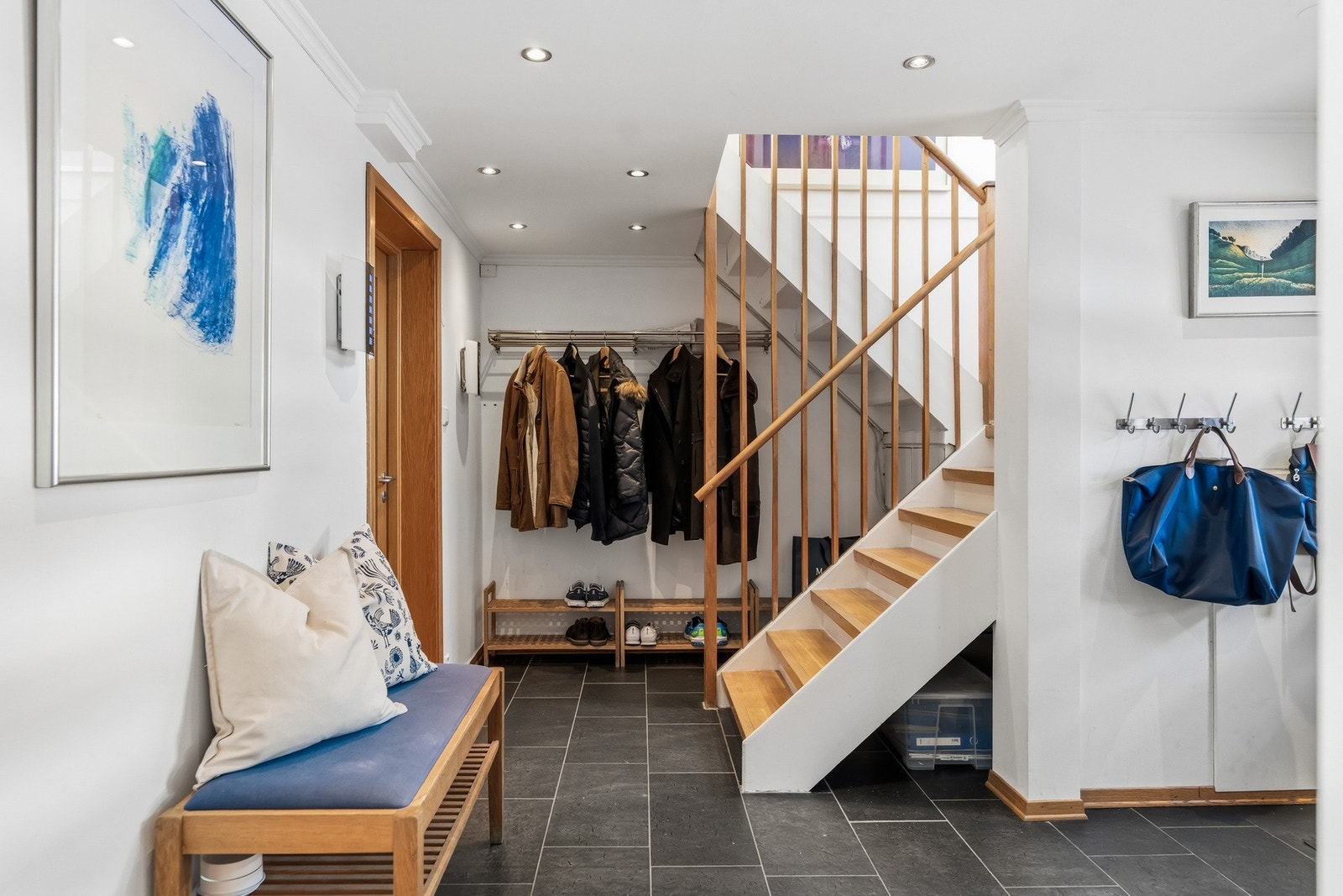 Det er garderobeplass i trappehallen. Galleribilde