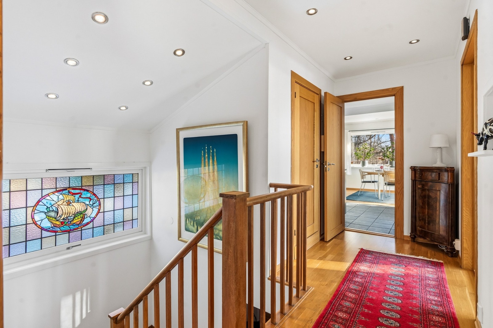 Luftig trapperom med karakteristisk blyglassvindu. Galleribilde