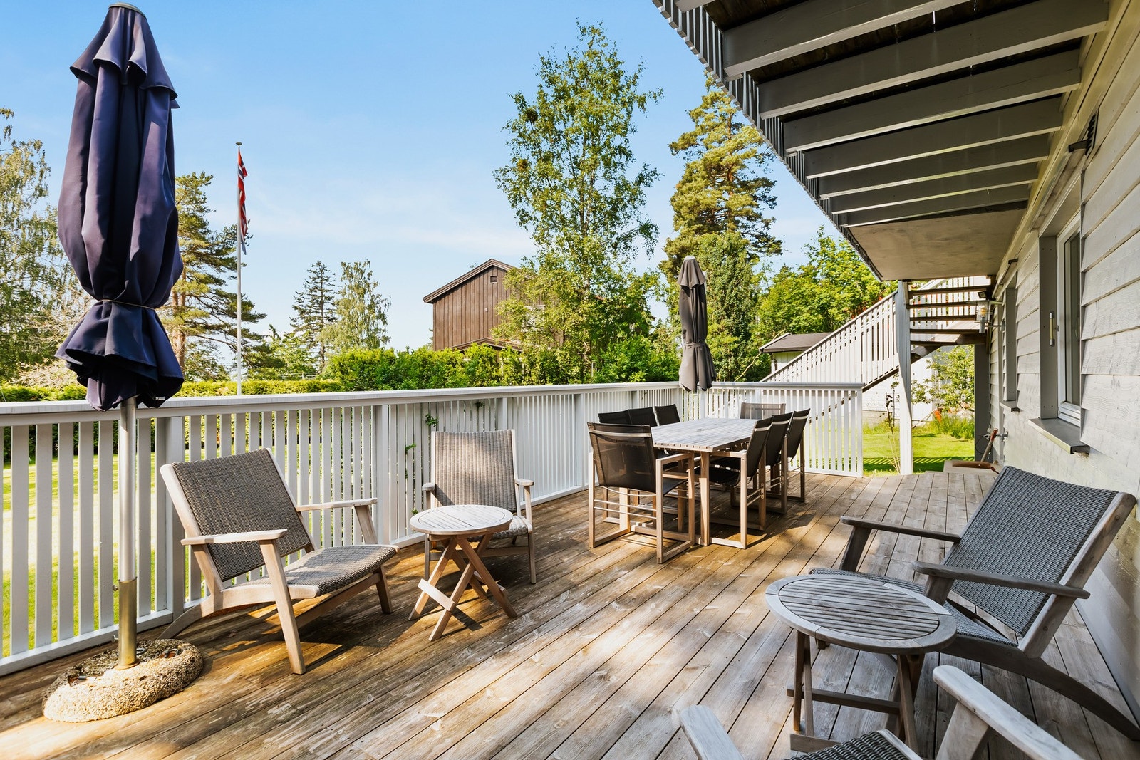 Stydvestvendt terrasse på 31 kvm med sol fra tidlig til ca 20 på sommerstid. Her er det plass til flere møbelgrupper og grill, samt enkel tilgang til den flotte hagen! Galleribilde