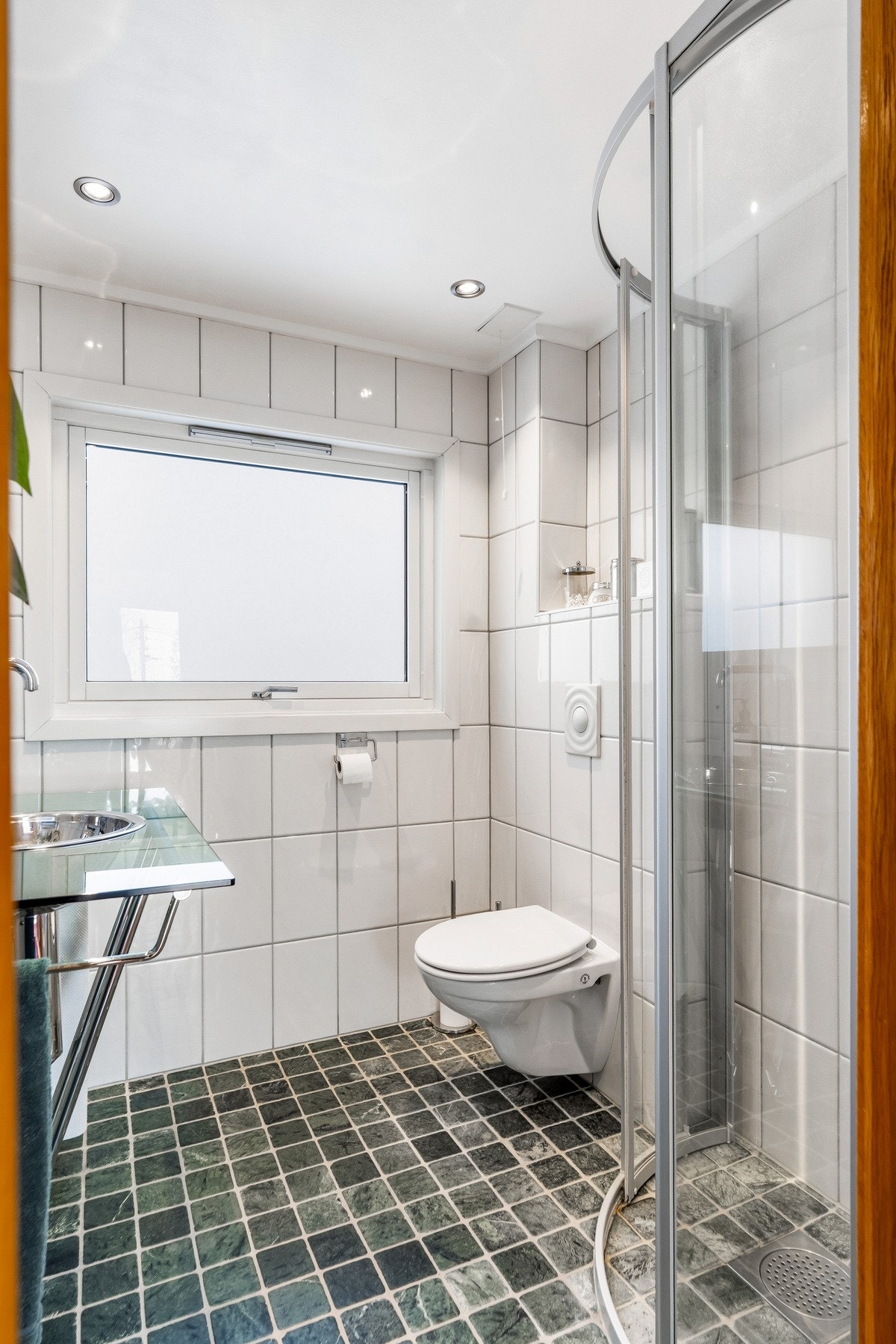 Badet har naturlig ventilasjon via luftespalte over vinduet og lufteventil i taket. Rommet er utstyrt med plastsluk, og det er observert membran under klemringen. Galleribilde