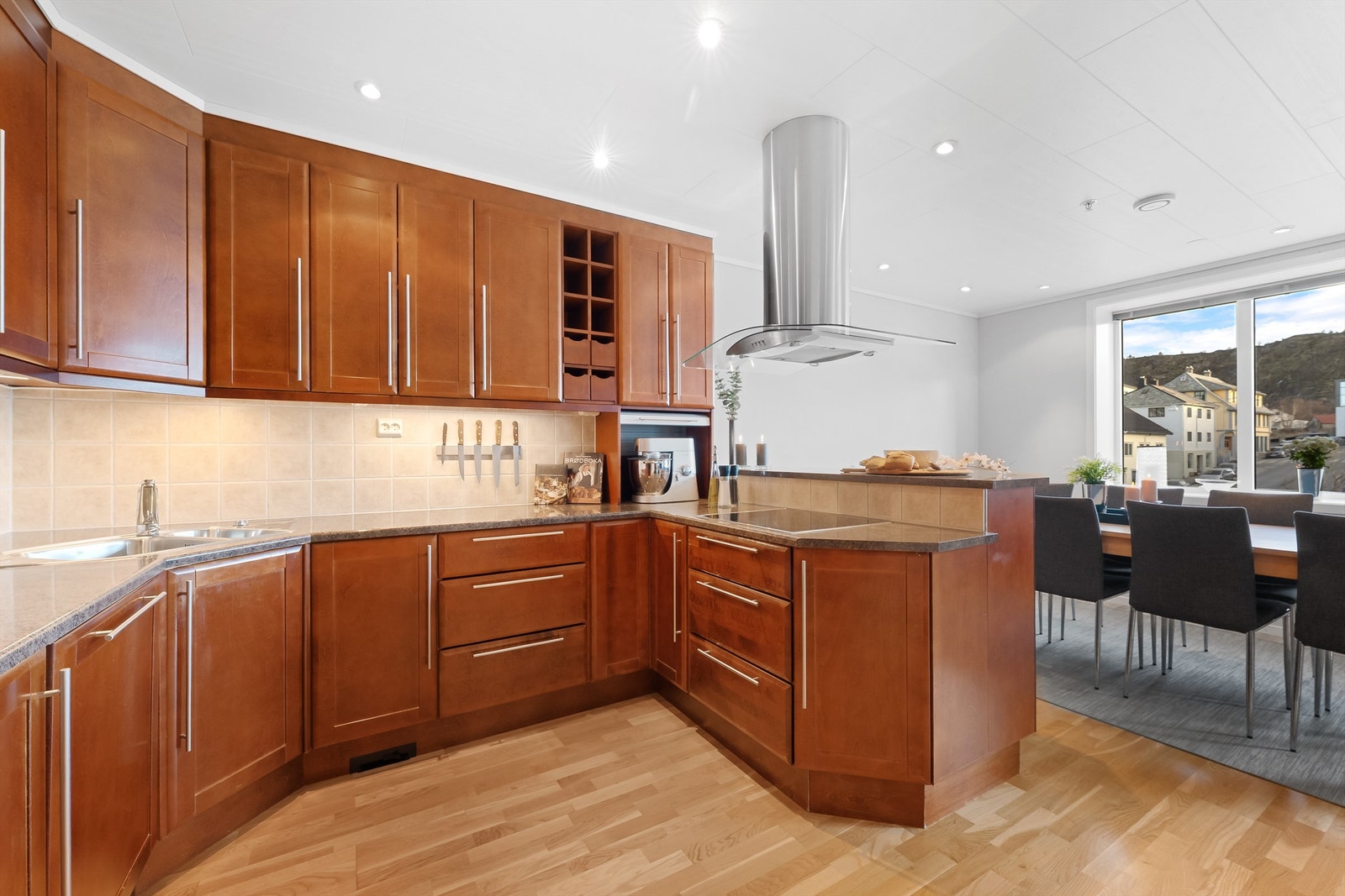 God plass til spisestue på kjøkkenet. Galleribilde