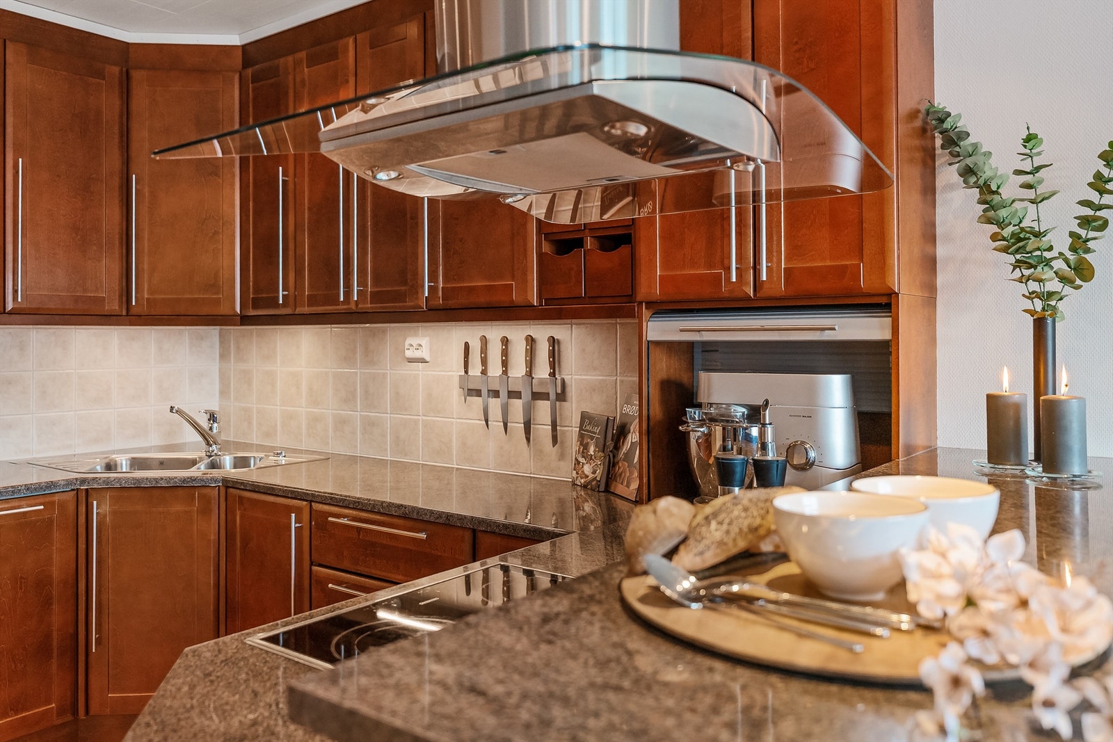 Integrerte hvitevarer medfølger handelen. Galleribilde