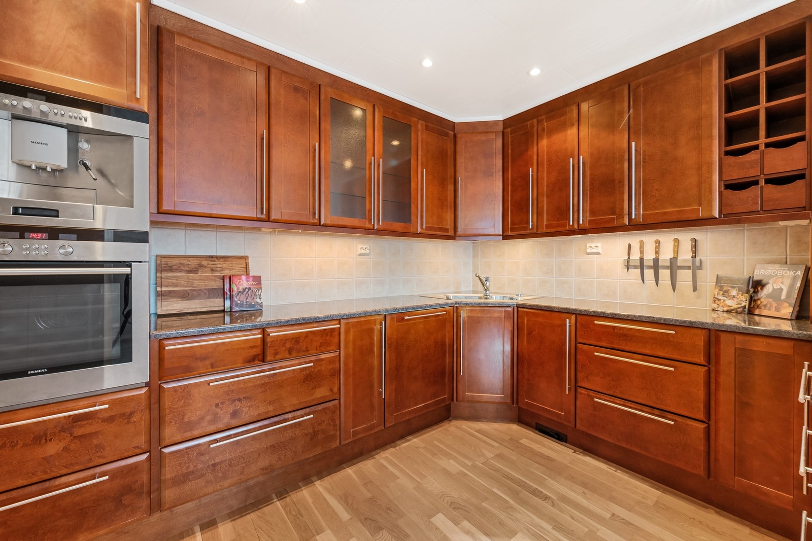 Kjøkken med svært god skap- og benkeplass. Galleribilde