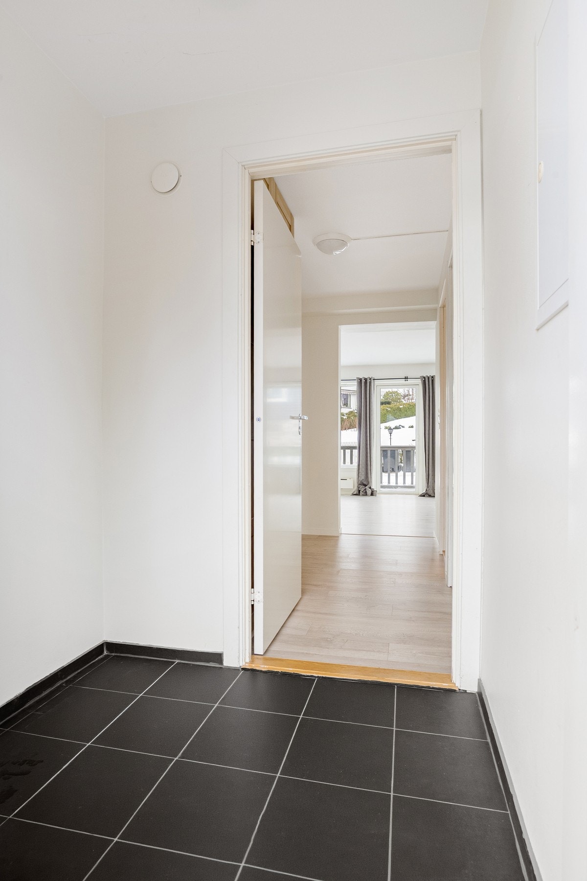 Her er det god plass til oppbevaring av sko og yttertøy. Galleribilde