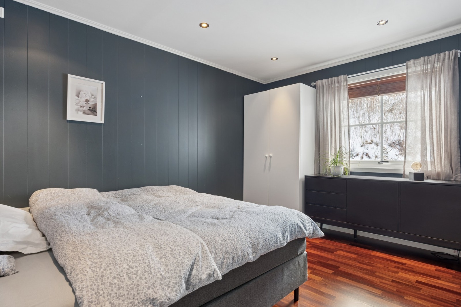 Boligen har 3 romslige soverom med god plass til garderober. Galleribilde