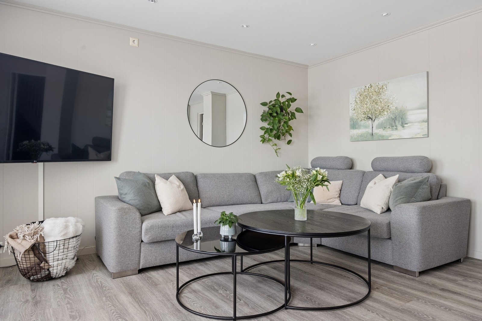 Stue og kjøkken er i åpen løsning som gjør rommet romslig. Galleribilde