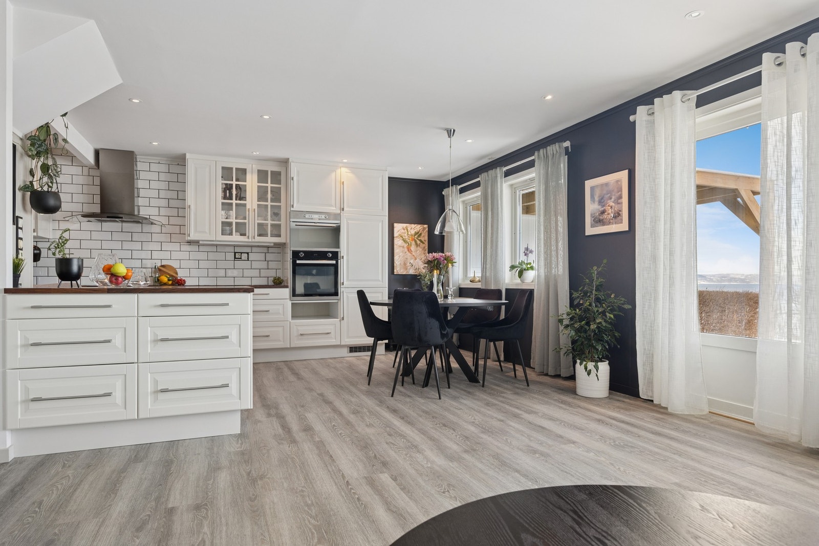 Ved kjøkkenet har du plass til et spisebord hvor du og din familie kan spise måltidene. Galleribilde