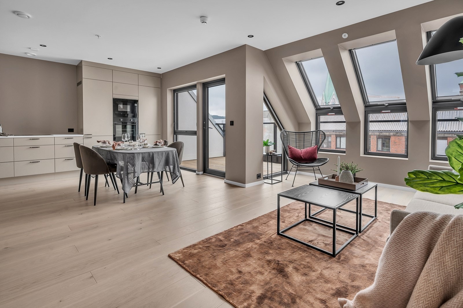 Strøken nyoppført toppleilighet med to soverom/ vaskerom/ solrik terrasse. Inkl p.plass i kjeller. Lave omk. Galleribilde