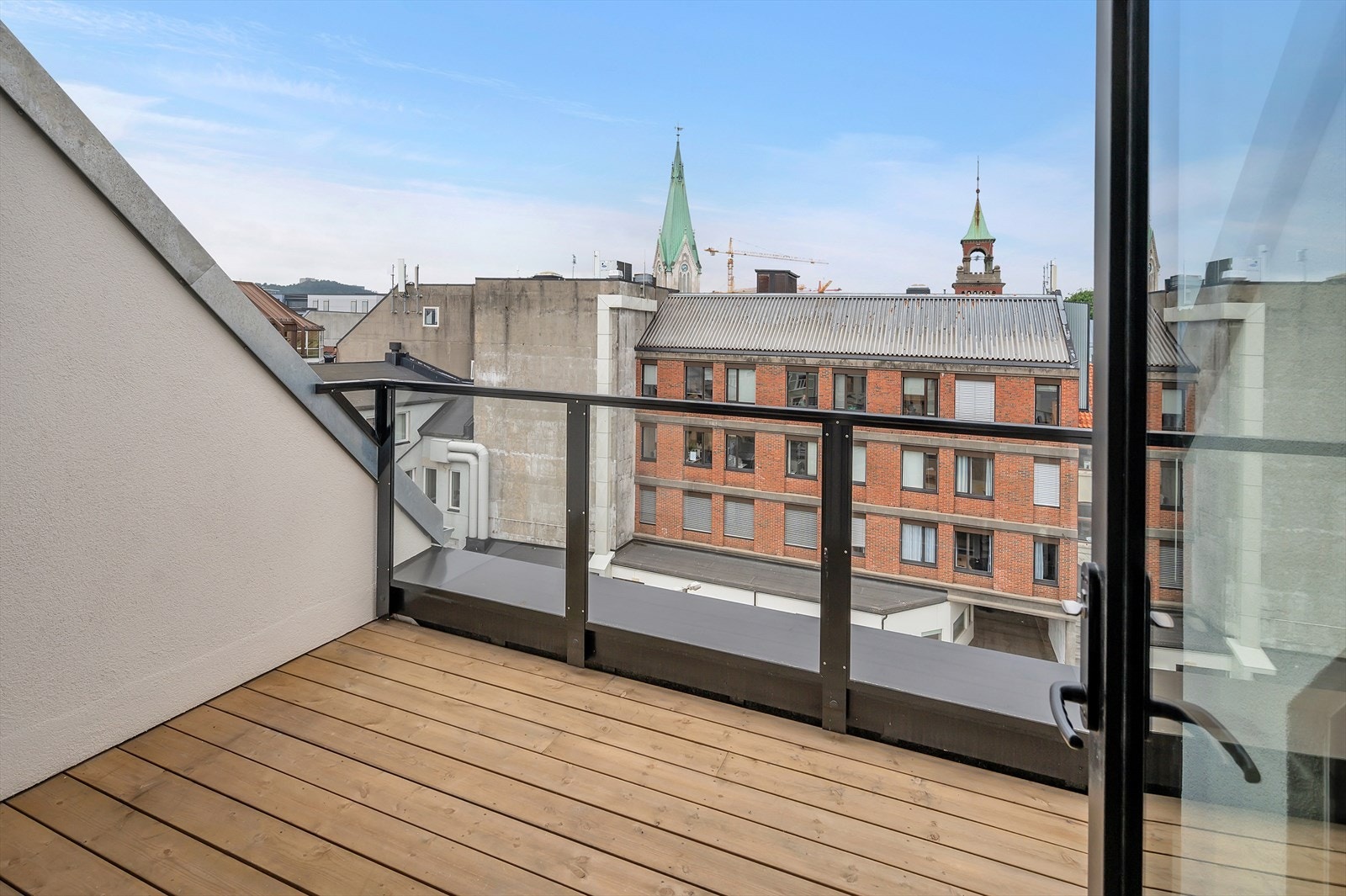 Fra stuen/ kjøkkenet er det utgang til terrasse som vender inn mot bakgård. Sommerstid er det rikelig med sol på terrassen. Galleribilde