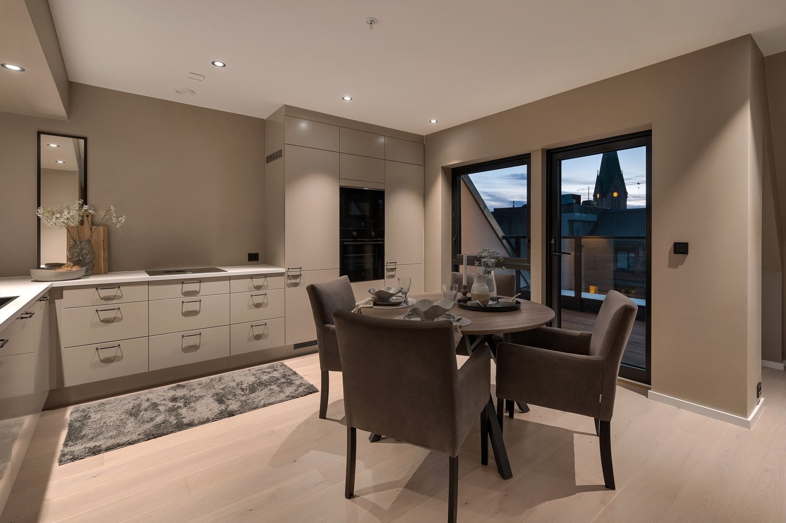 Fra stuen/ kjøkkenet er det utgang til terrasse som vender inn mot bakgård Galleribilde