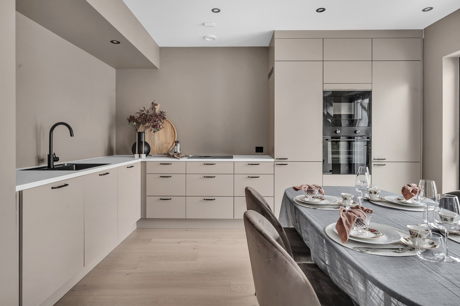 Kjøkkenet har integrerte hvitevarer som oppvaskmaskin, koketopp, stekeovn og micro. Galleribilde