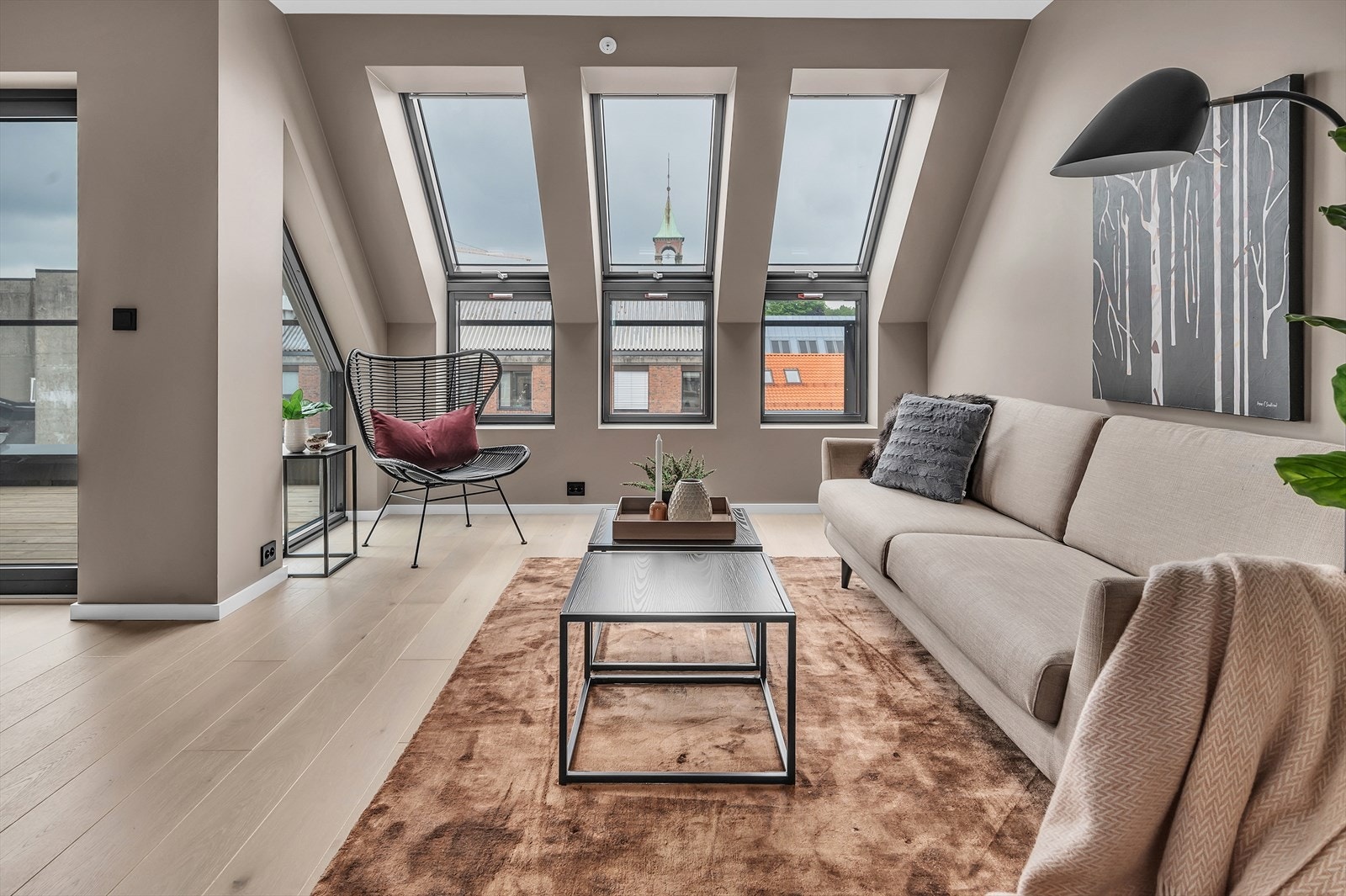 Stilige takvinduer i leiligheten sørger for rikelig med lysinnslipp i rommet Galleribilde