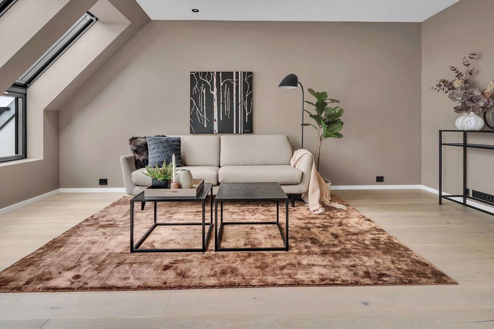 Gjennomgående for leiligheten er det slette vegger og en-stavs eikeparkett Galleribilde