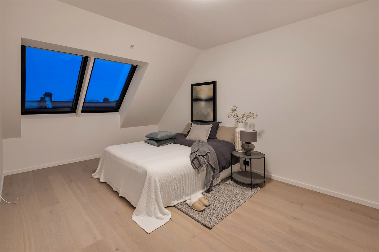 Soverommene er av god størrelse med plass til stor seng med tilhørende møblement samt gaderobe. Rommene er naturlig plassert i den ene enden av leiligheten. Galleribilde