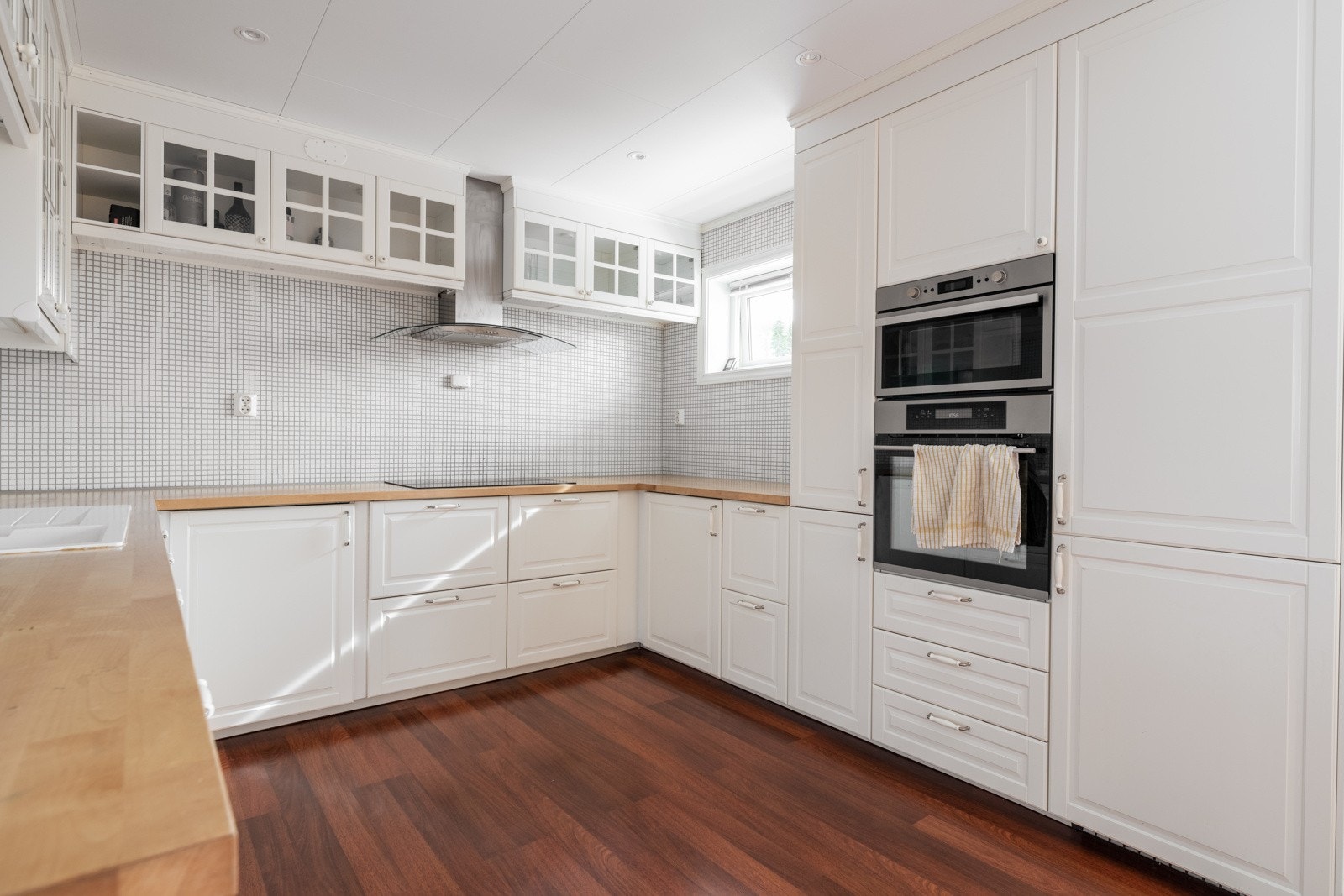 Godt med benkeplass, og oppbevaringsplass i skuffer og skap. Galleribilde