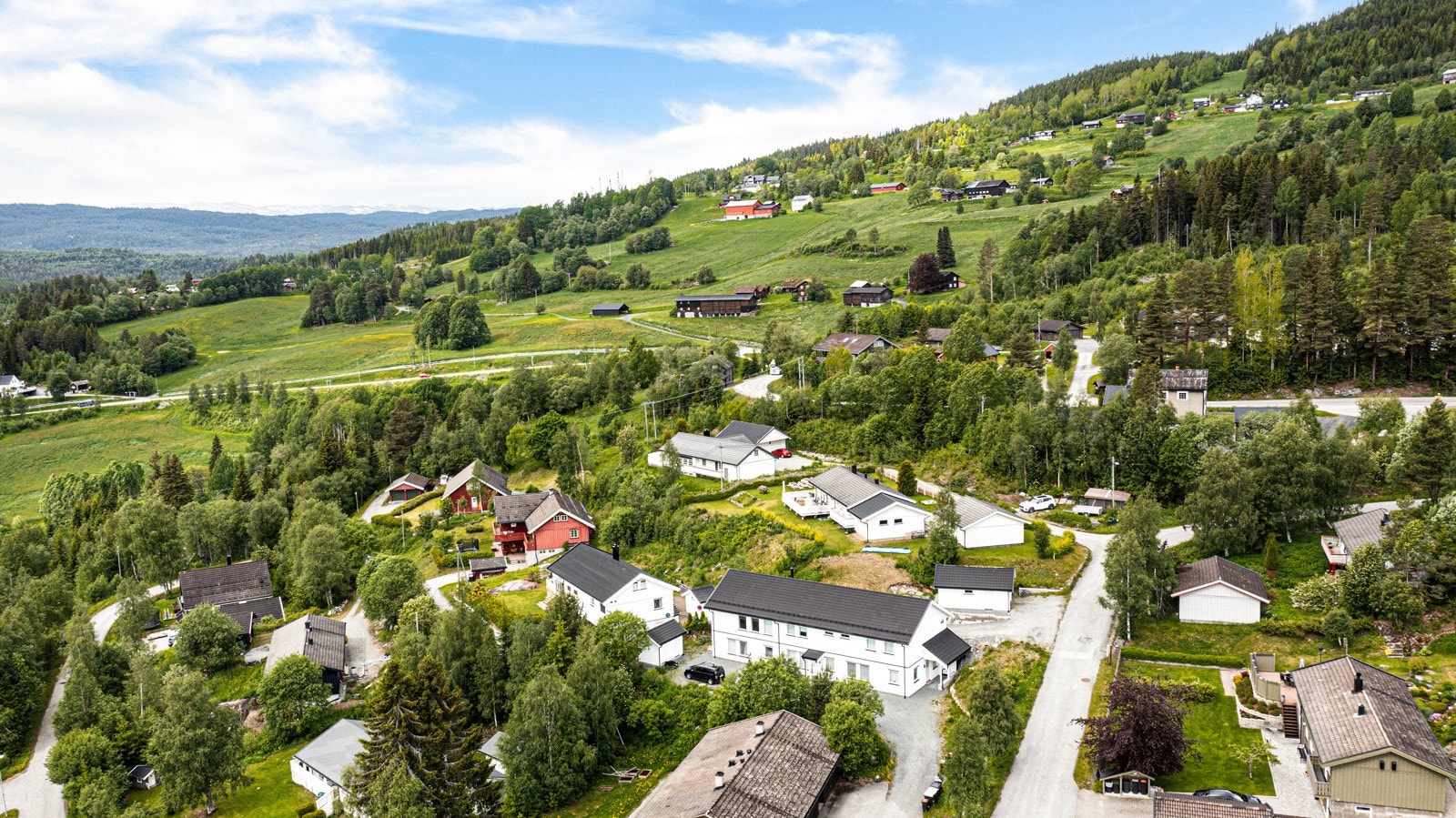 Åmot sentrum, skole, barnehage og idrettsplass ligger like i nærheten. Galleribilde