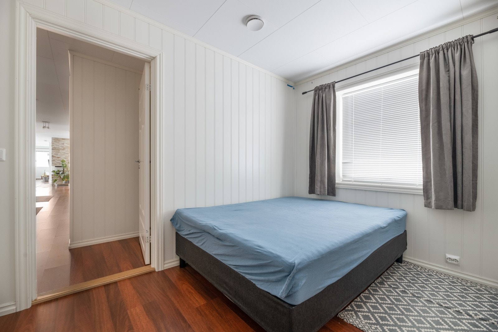 Soverom II, innredet med dobbeltseng. Galleribilde