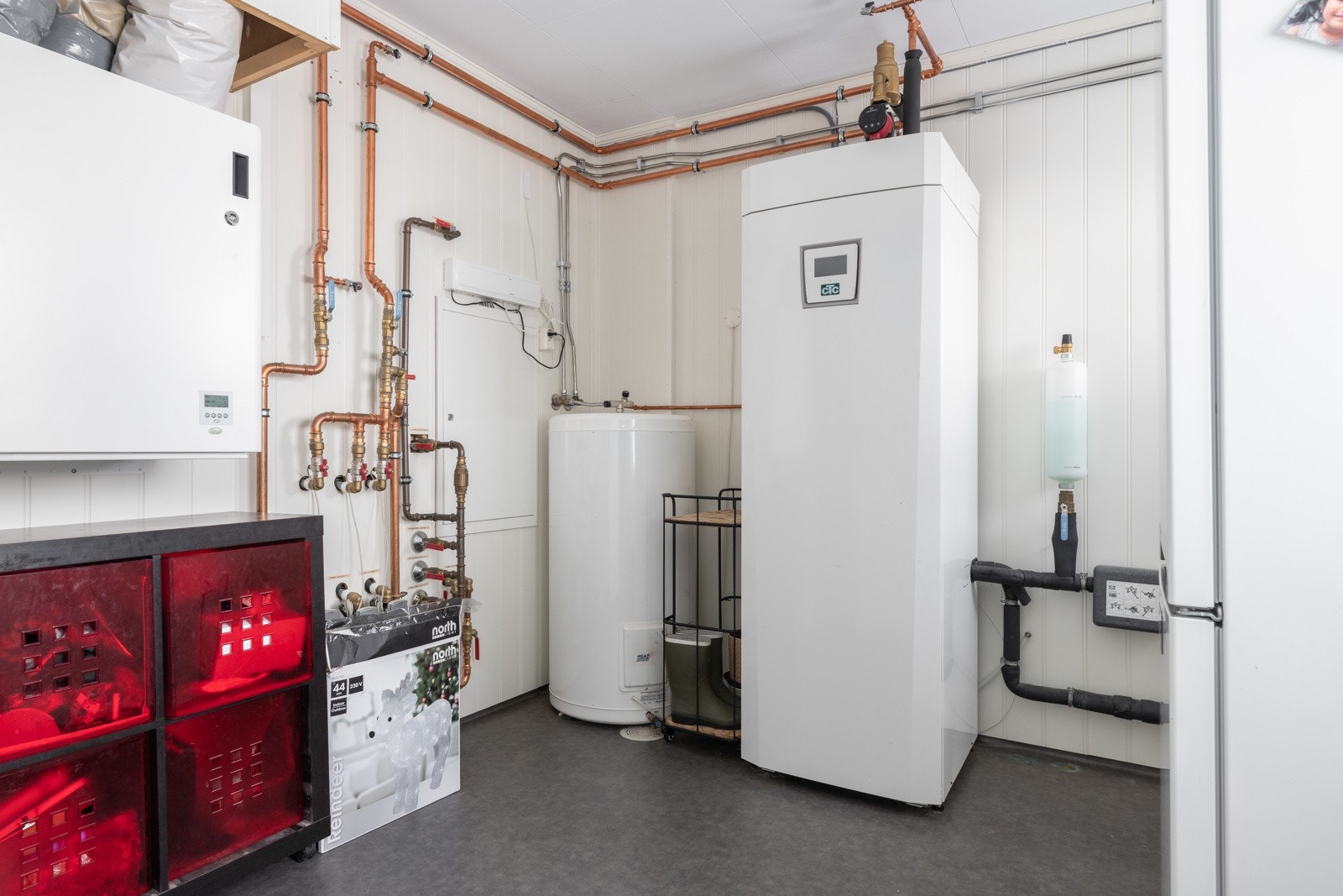 Teknisk rom med alle tekniske installasjoner praktisk samlet i ett rom. Galleribilde