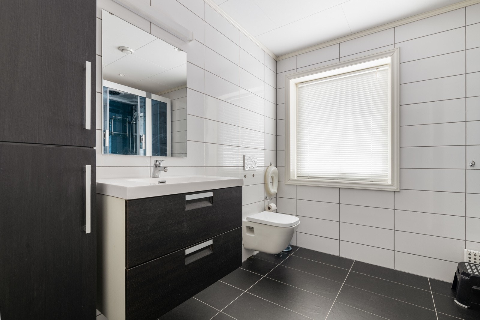 Hoveddelen har 2 baderom. Moderne med veggmontert toalett, innredning med servant og dusjkabinett. Galleribilde