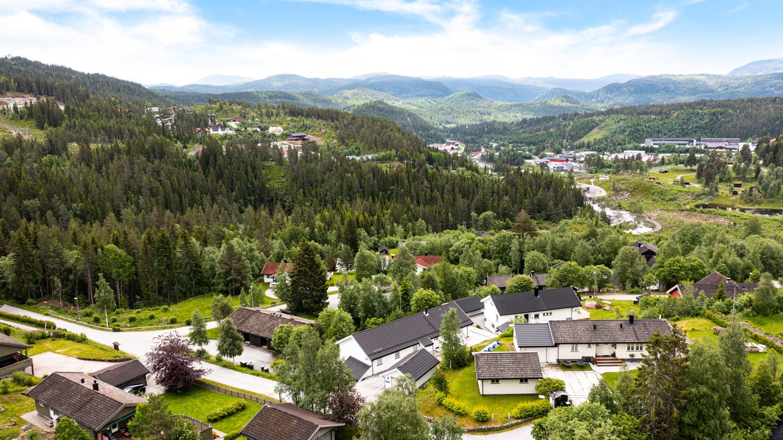 Boligen er registert som flermannsbolig, og inneholder hele 3 utleieenheter i underetajsen. Utleieenhetene er utleid til Vinje kommune, noe som sikrer gode leieinntekter. Galleribilde