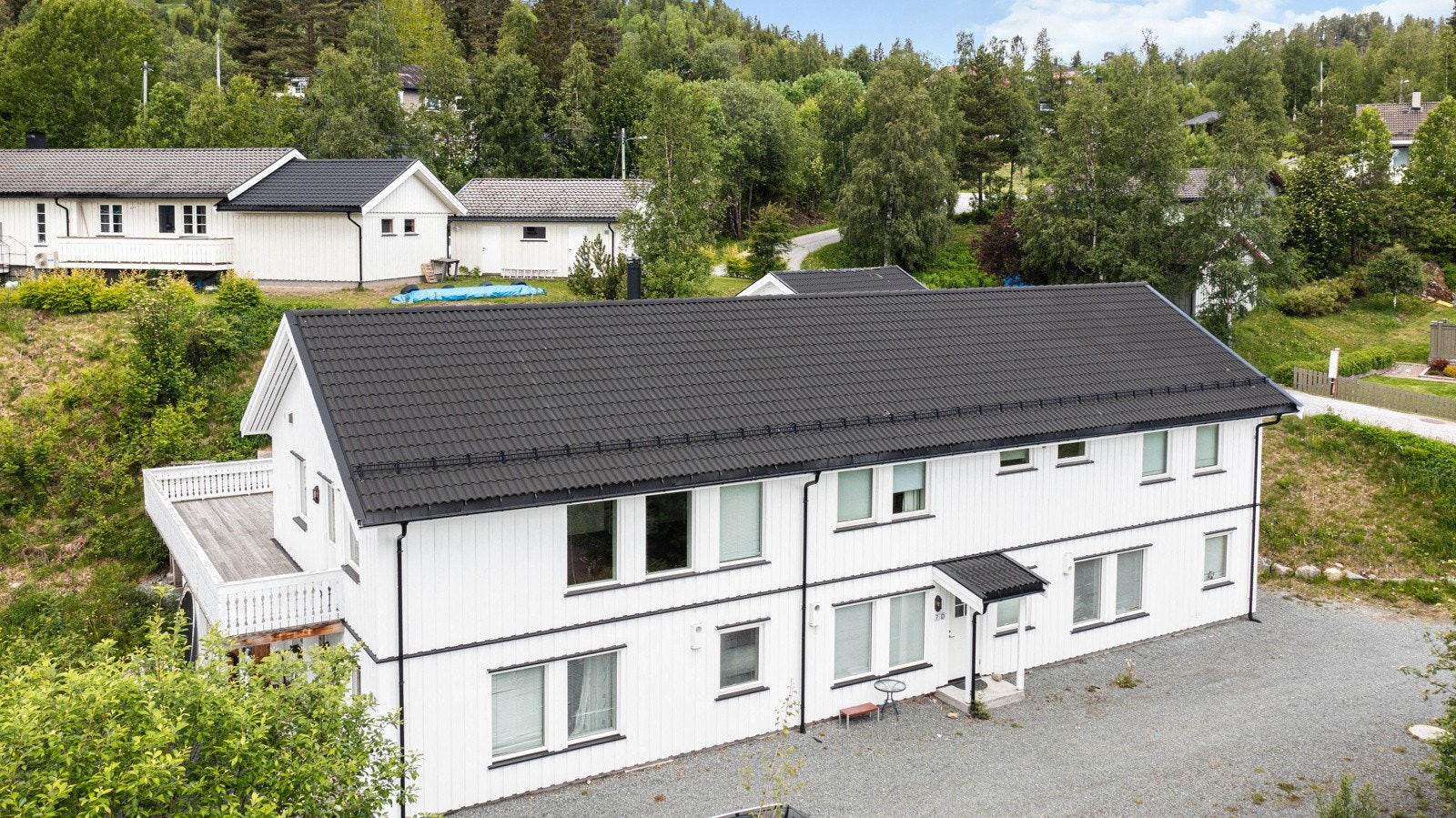 Boligen ble oppført i 2017 og har vannbåren varme i begge etasjer. Garasje i tilknytning til hoveddelen. Galleribilde