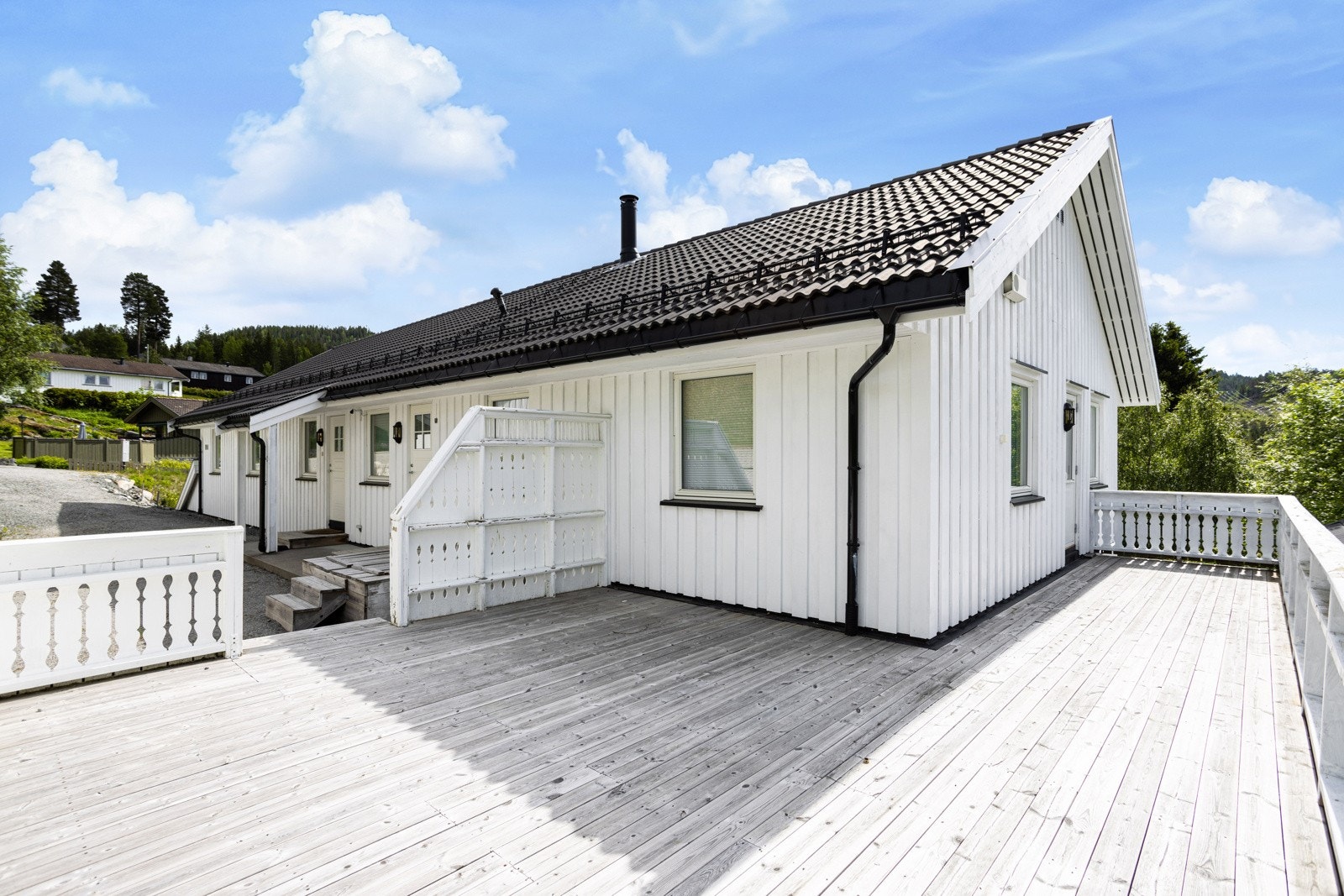 Stor terrasse til hoveddelen med adkomst fra tun og stue. Galleribilde
