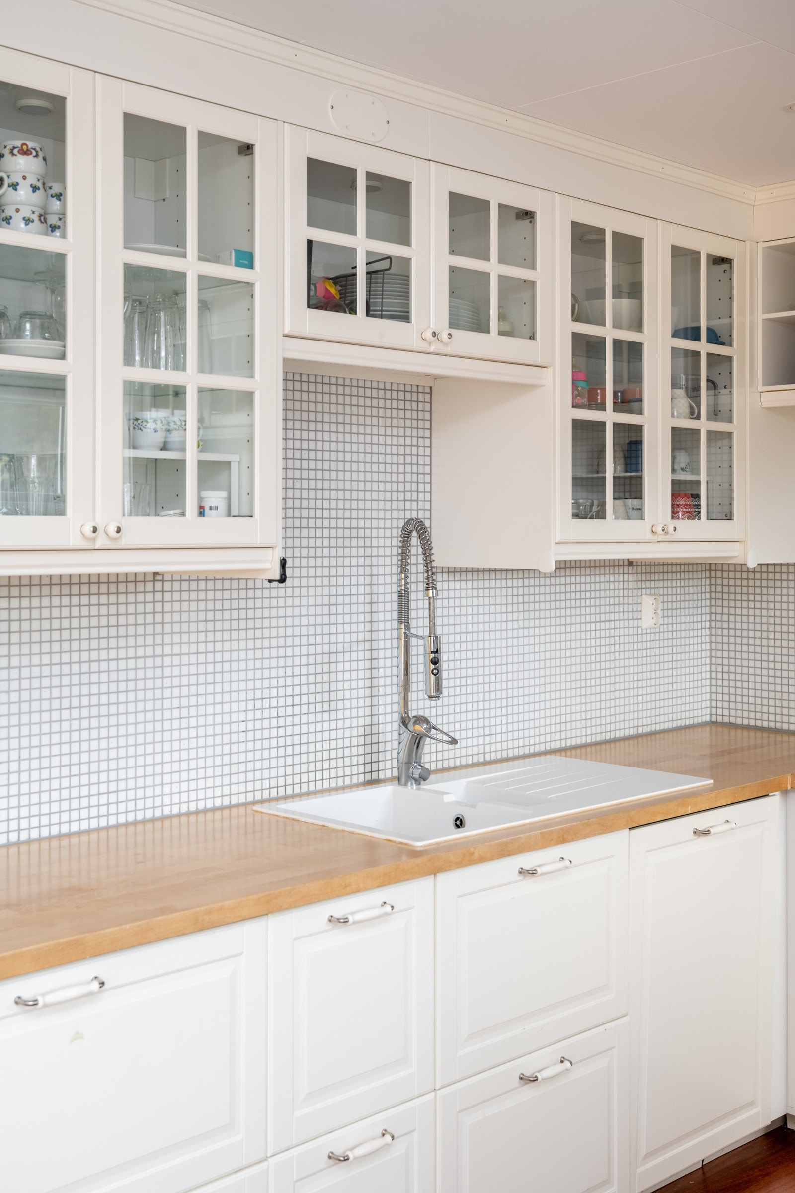 Innredningen har profilerte fronter. Praktiske og fine fliser mellom kjøkkenbenk og overskap. Galleribilde