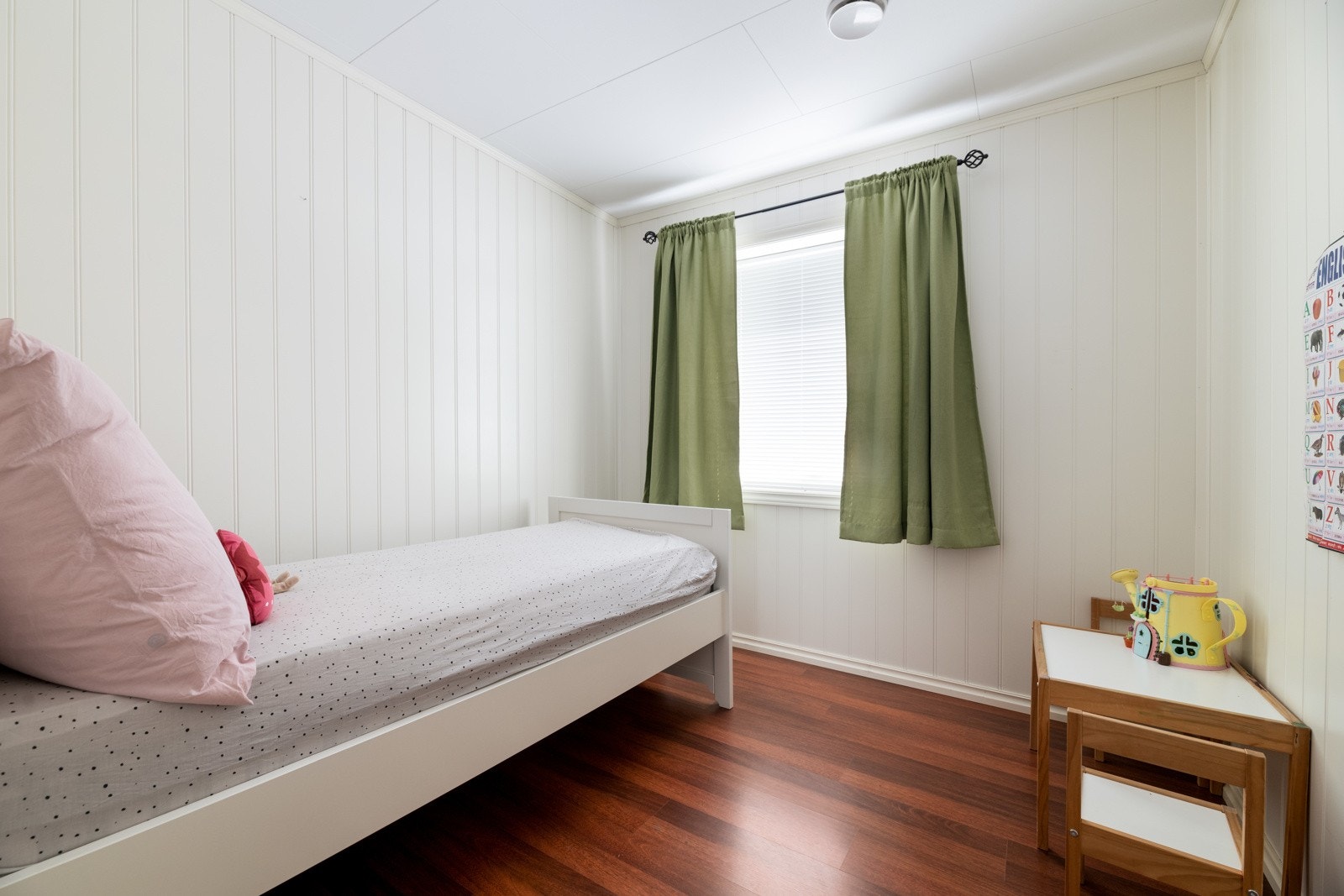 Soverom III, innredet med enkeltseng. Galleribilde