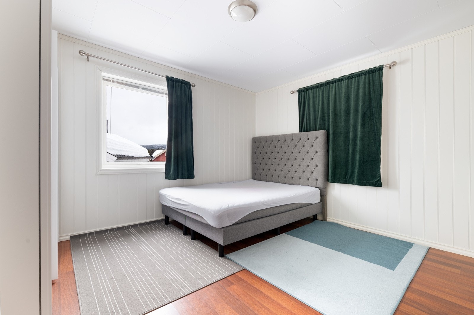 Hovedsoverom med god plass til dobbeltseng og tilhørende møblement. Soverommet har tilgang til "eget baderom" Galleribilde