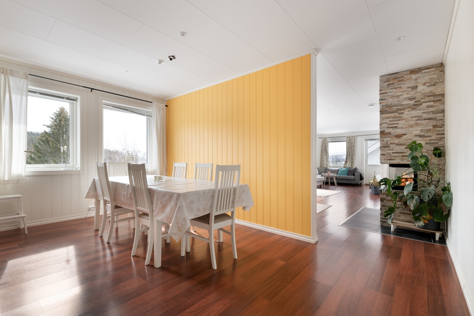 Hoveddelen er svært romslig og inneholder alt man trenger. Kjøkken er fint tilbaketrukket med god plass til sittegruppe. Galleribilde