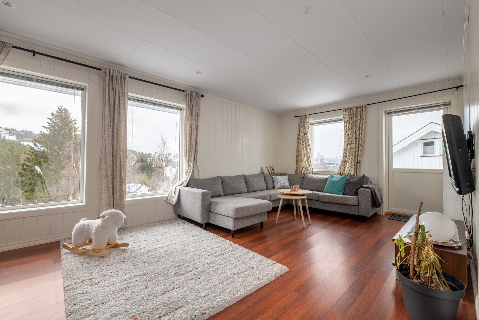 Stuen har også gode vindusflater som slipper dagslyset inn og bidrar til en behagelig atmosfære. Galleribilde